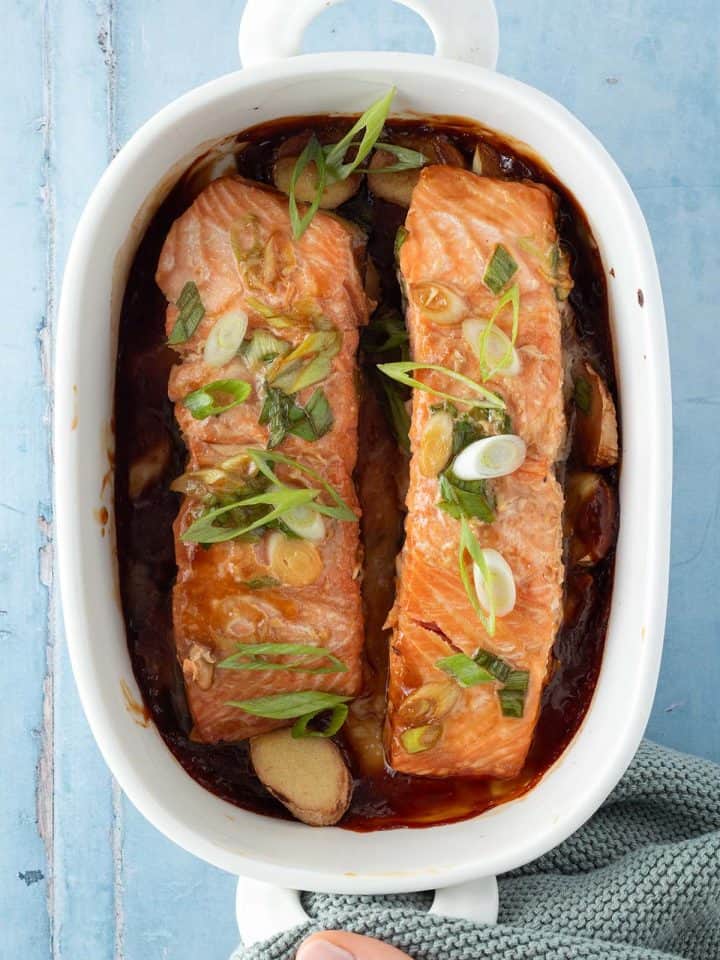 Zwei Teriyaki Lachsfilets in einer Auflaufform.