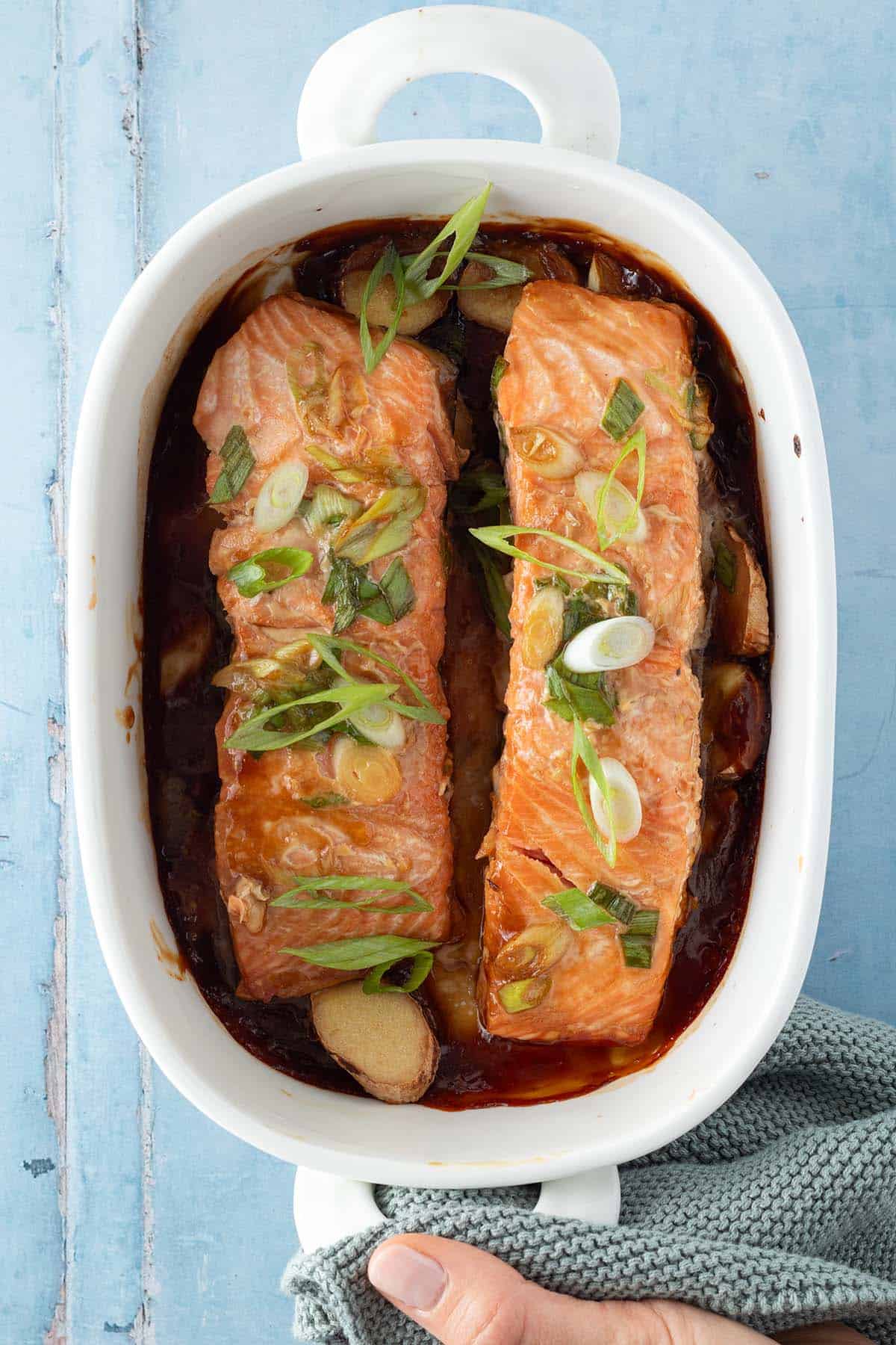 Zwei Teriyaki Lachsfilets in einer Auflaufform.