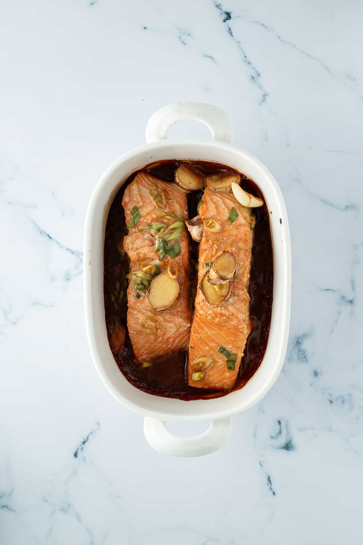 Im Ofen gegarter Teriyaki Lachs in einer Auflaufform.