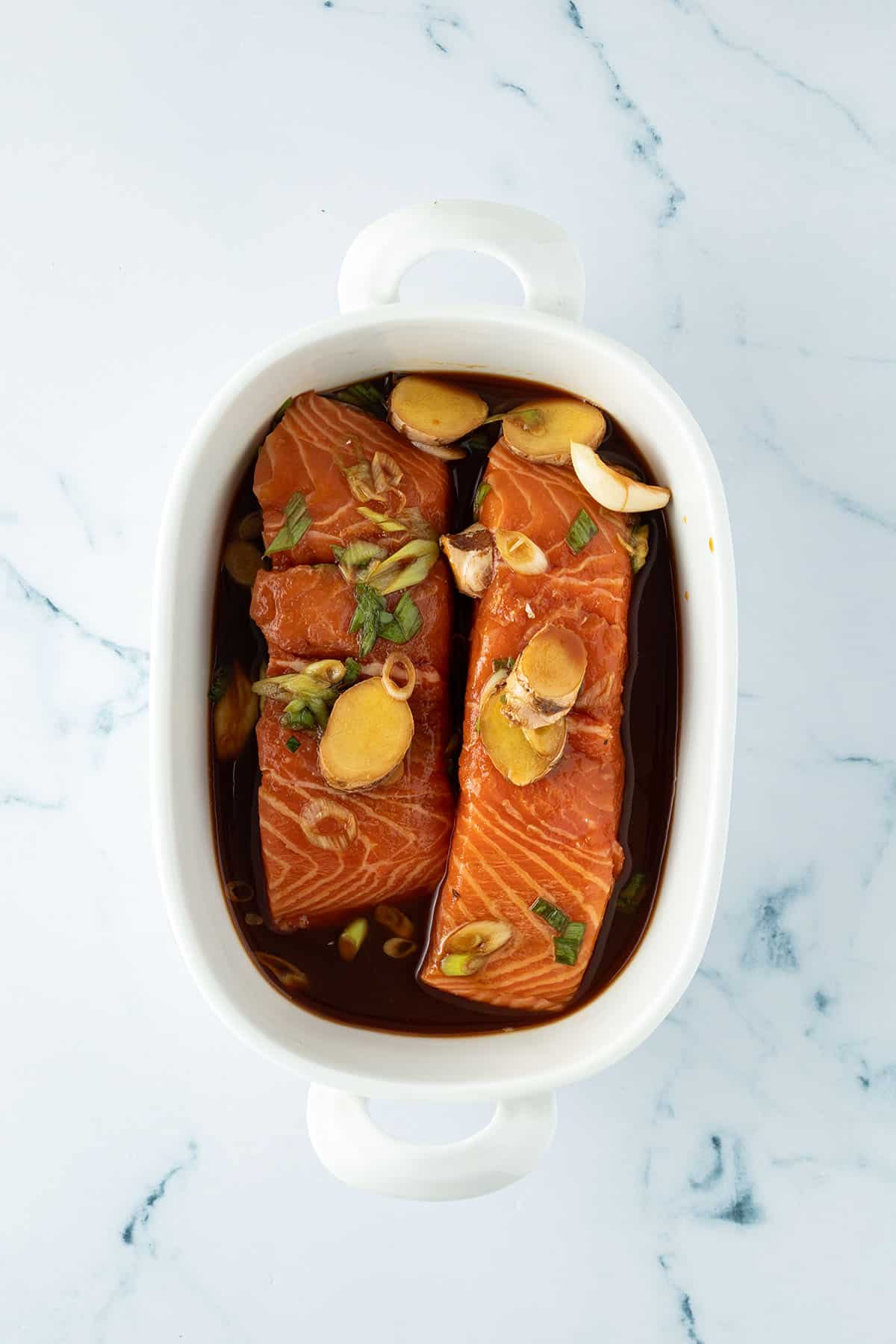 Marinierte Lachsfilets mit Teriyaki Marinade in einer Auflaufform.
