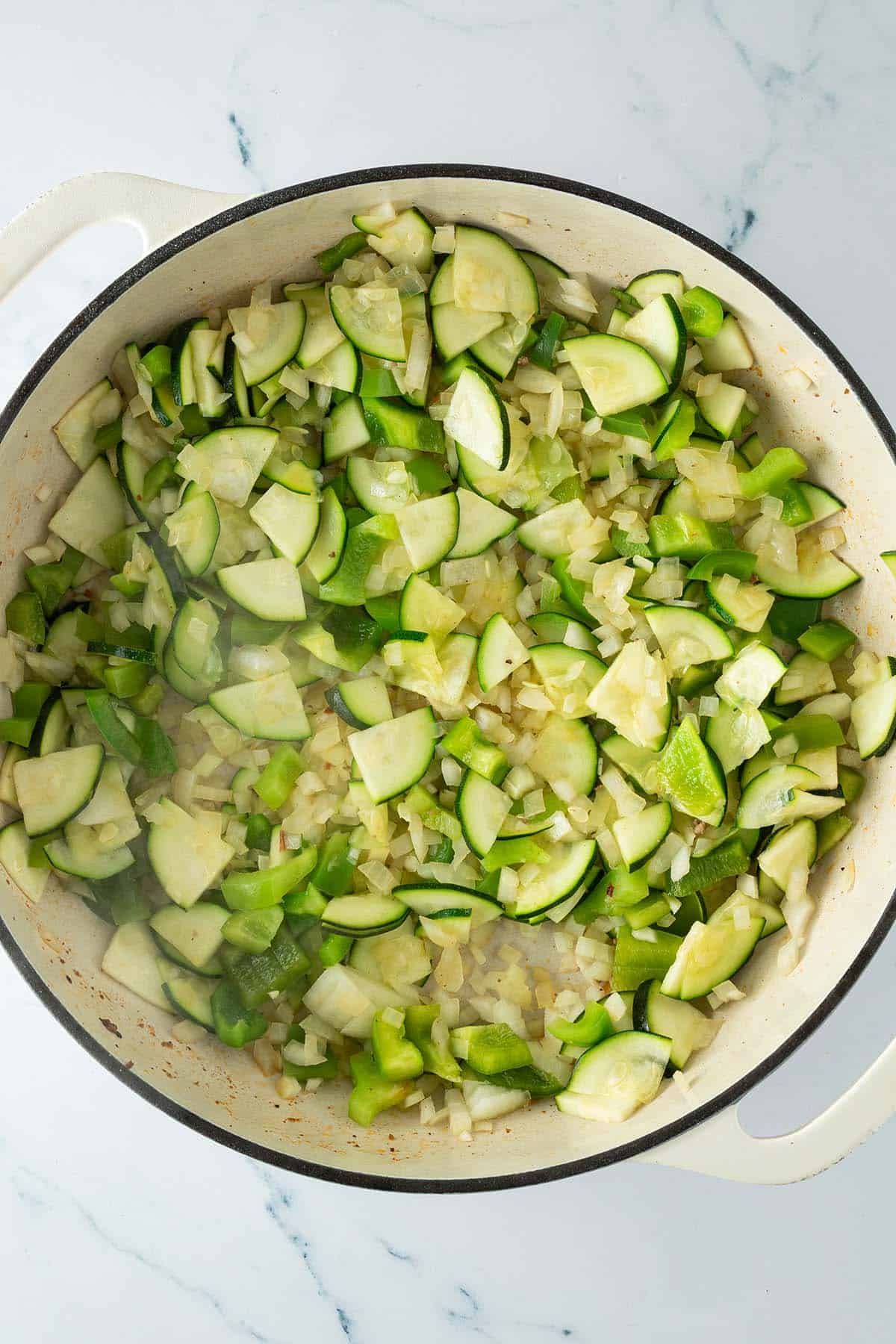 Pfanne mit frisch anged&uuml;nstetem Gem&uuml;se aus gew&uuml;rfelter Zucchini, Paprika und Zwiebeln.