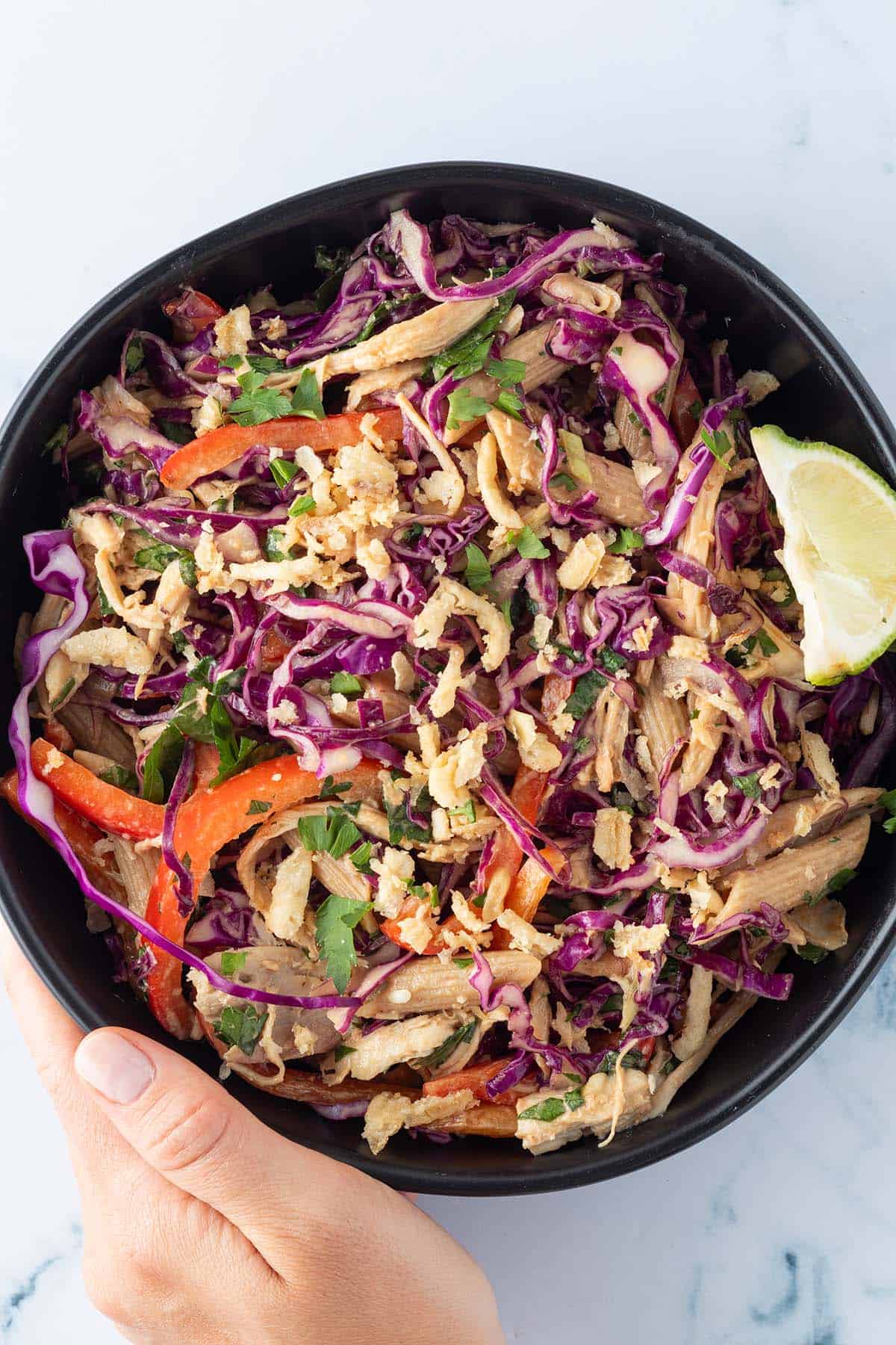 Thai Salat mit frischem Gem&uuml;se, Nudeln und Erdnussdressing in einer Sch&uuml;ssel.