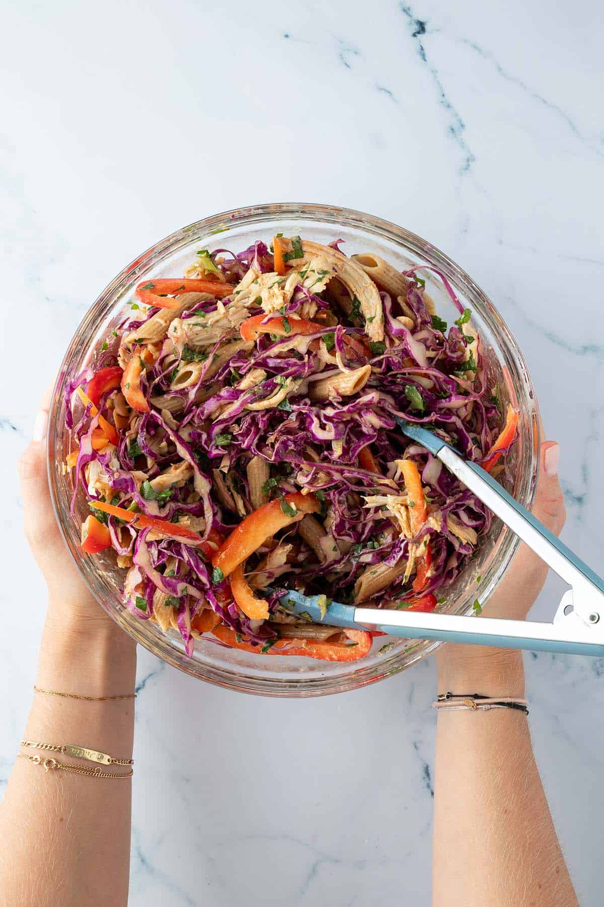 Fertig vermischter Thai Salat in einer gro&szlig;en Glassch&uuml;ssel.