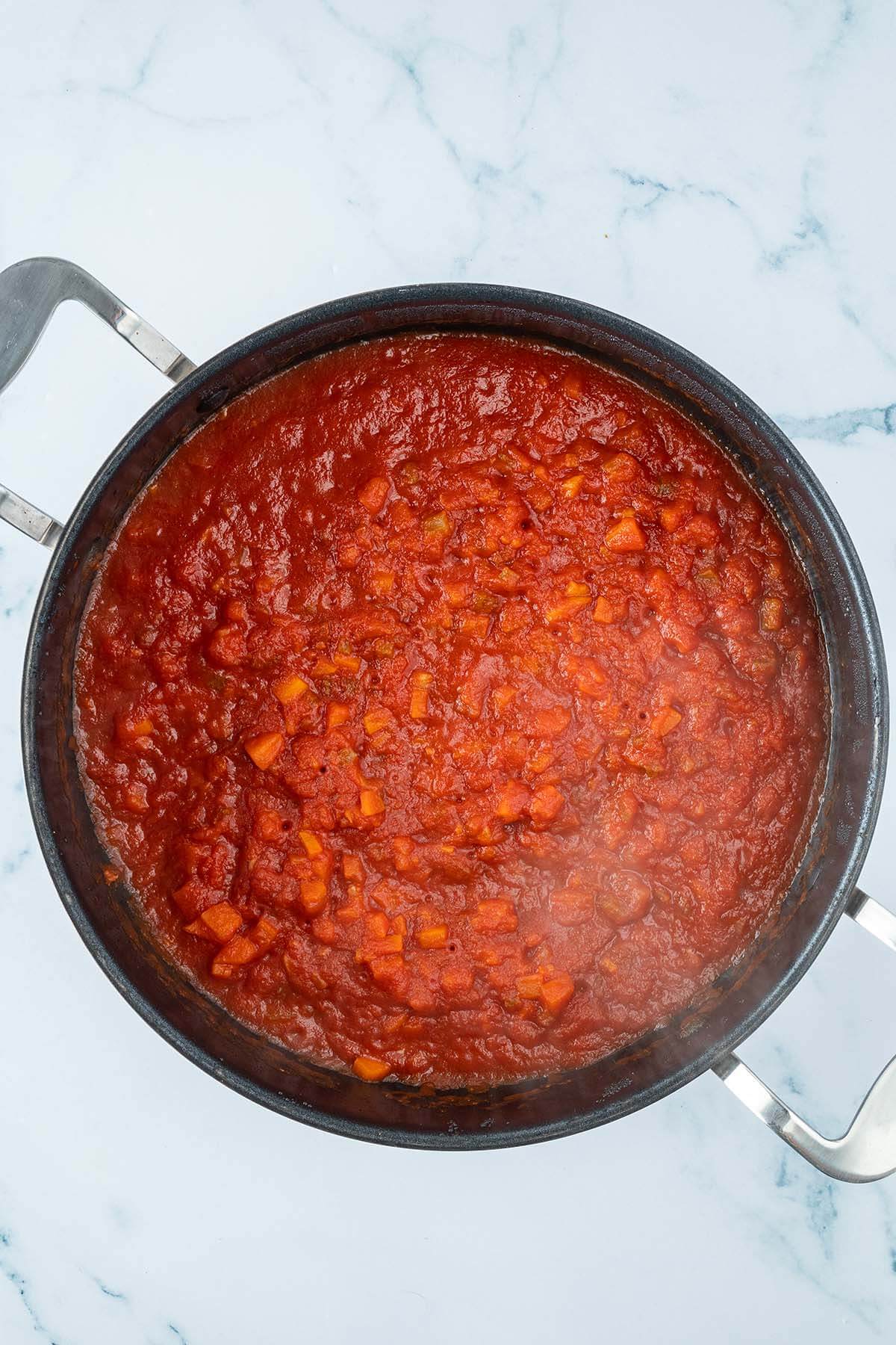 Tomatensauce in einer tiefen Pfanne.