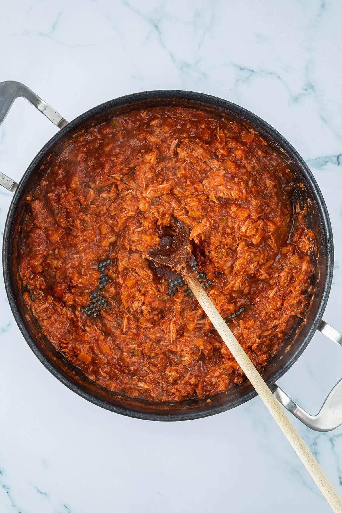 Tomaten-Thunfisch-Sauce in einer tiefen Pfanne.