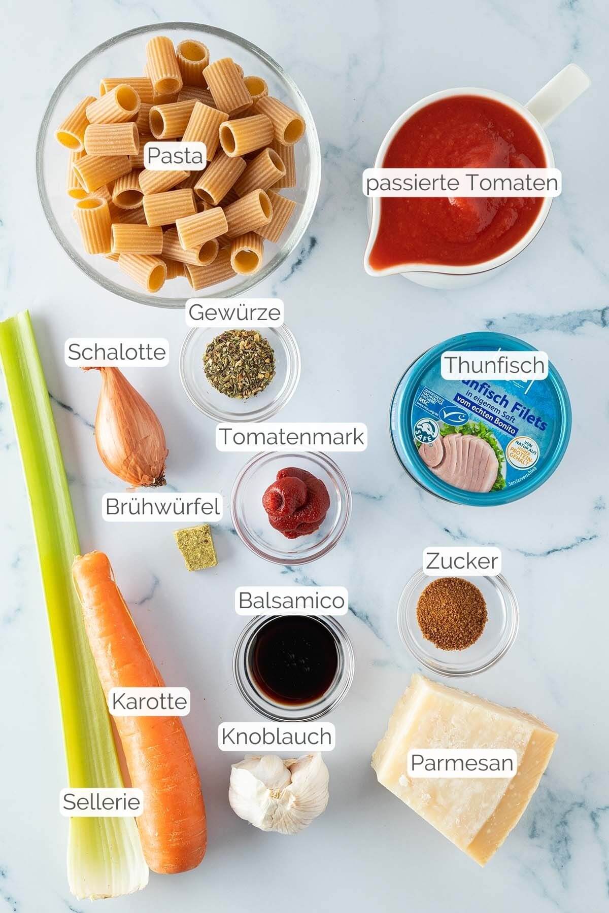 Foto aller Zutaten mit jeweiligen Textbeschriftungen, die f&uuml;r die Thunfisch Pasta ben&ouml;tigt werden.