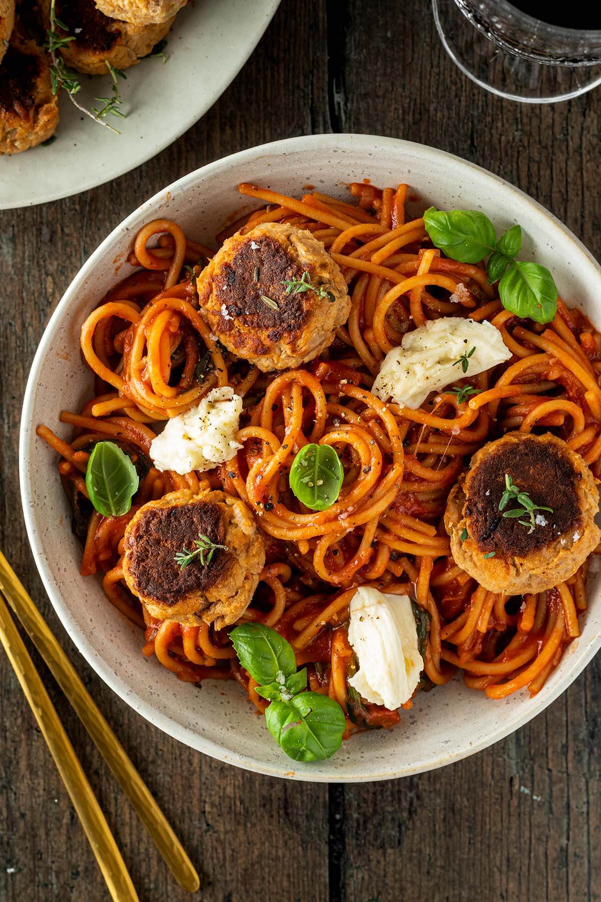 Teller mit Spaghetti Pomodoro, Thunfischb&auml;llchen, frischem Mozzarella und Basilikum.