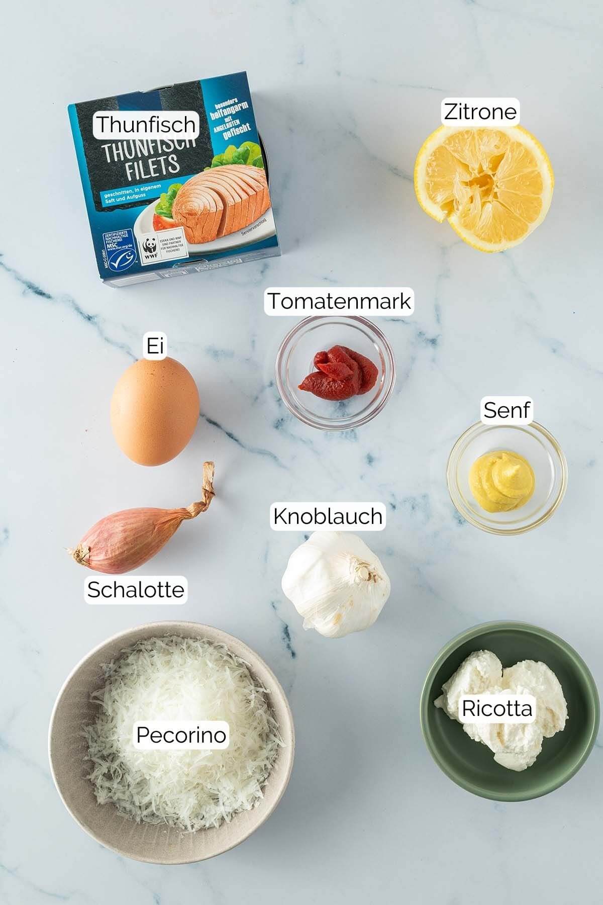 Bild aller Zutaten mit Textbeschriftungen, die f&uuml;r das Rezept verwendet werden.