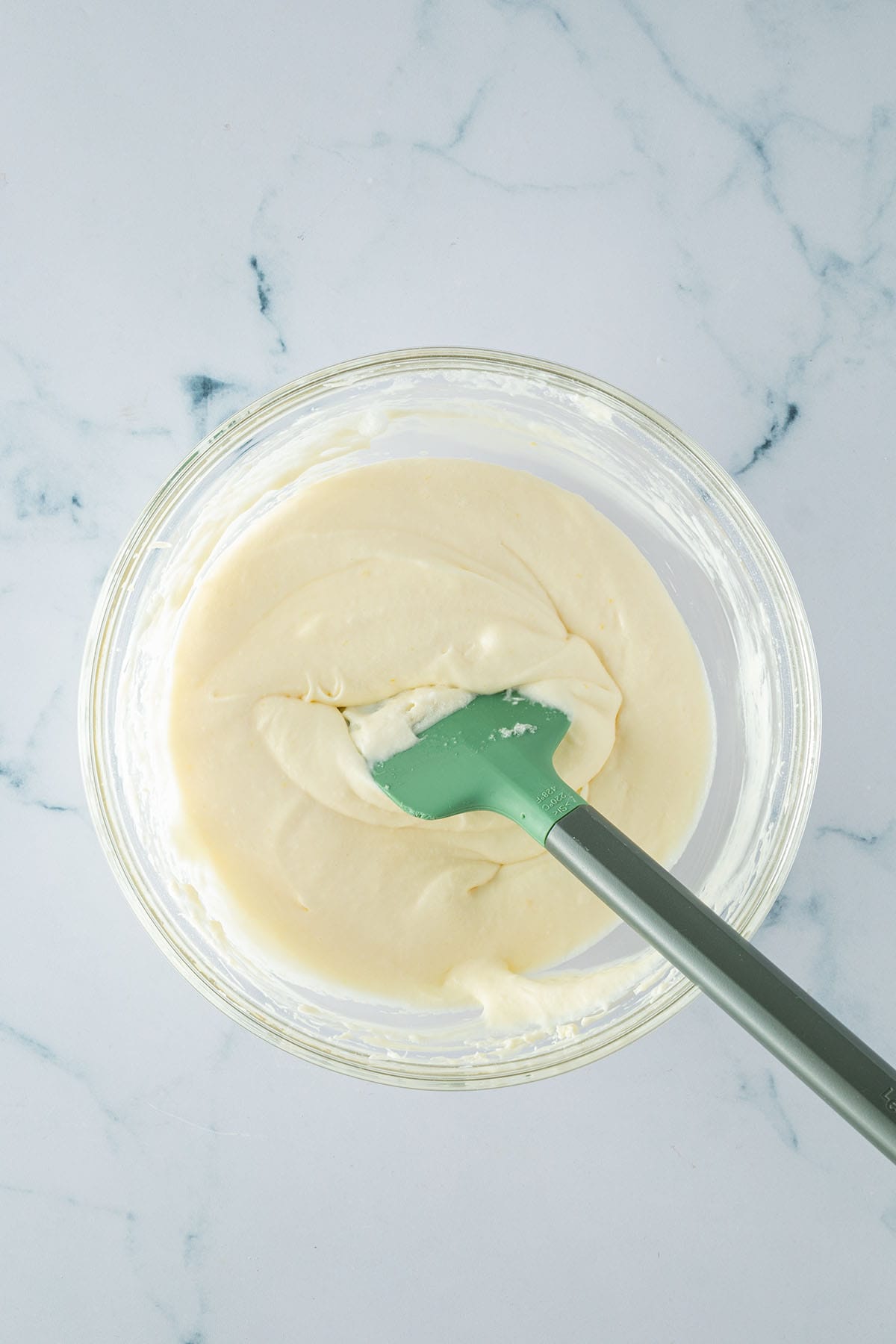Fertige Mascarpone Creme unter die mit einem Teigschaber Eischnee unterger&uuml;hrt wurde.