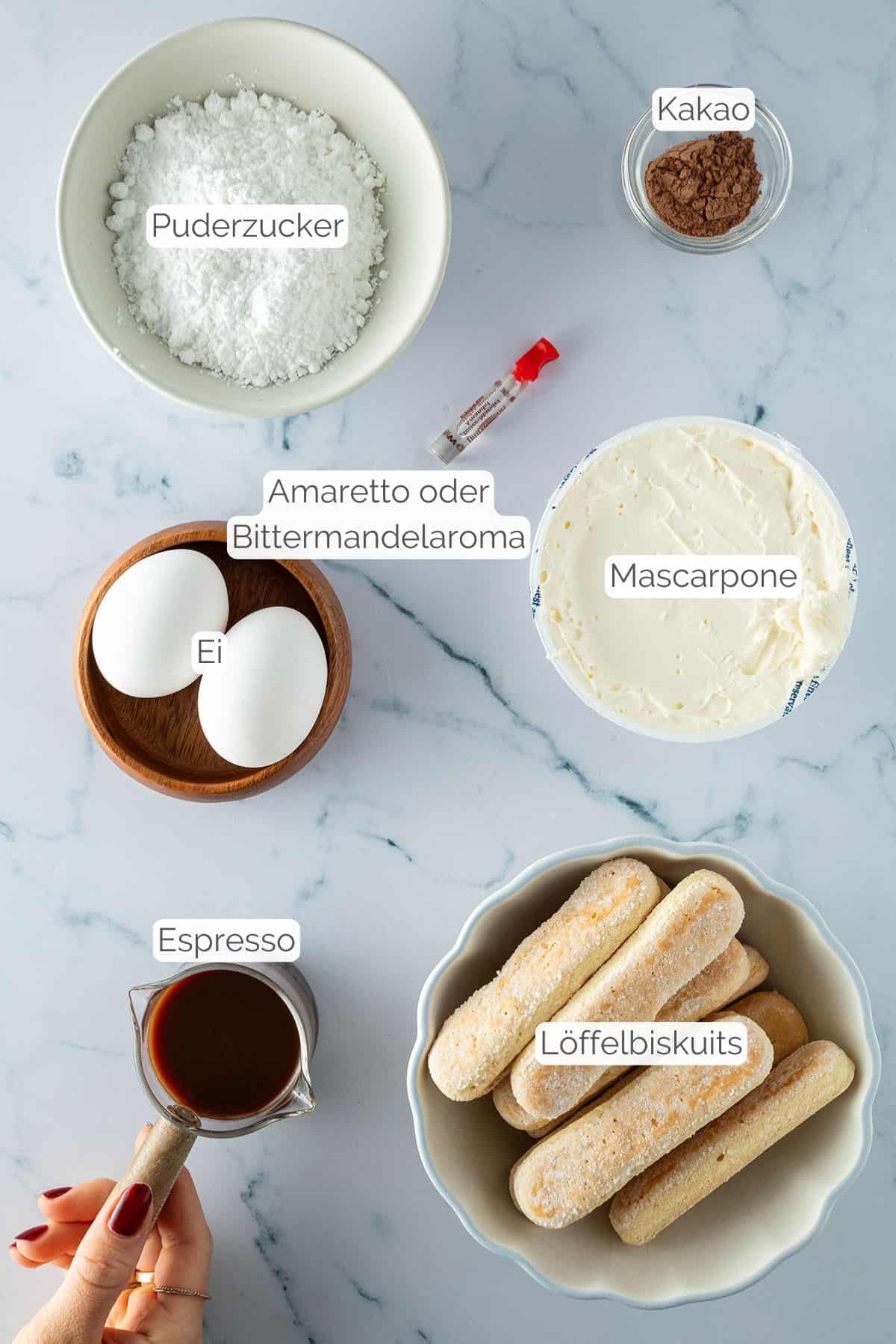 Alle Zutaten, beschriftet, die f&uuml;r Tiramisu im Glas ben&ouml;tigt werden.