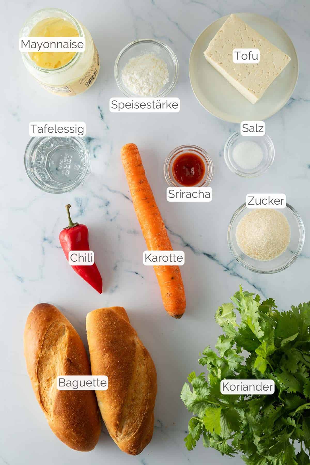 Zutaten mit jeweiligen Textbeschriftungen, die f&uuml;r das vegetarische Banh Mi mit Tofu ben&ouml;tigt werden.