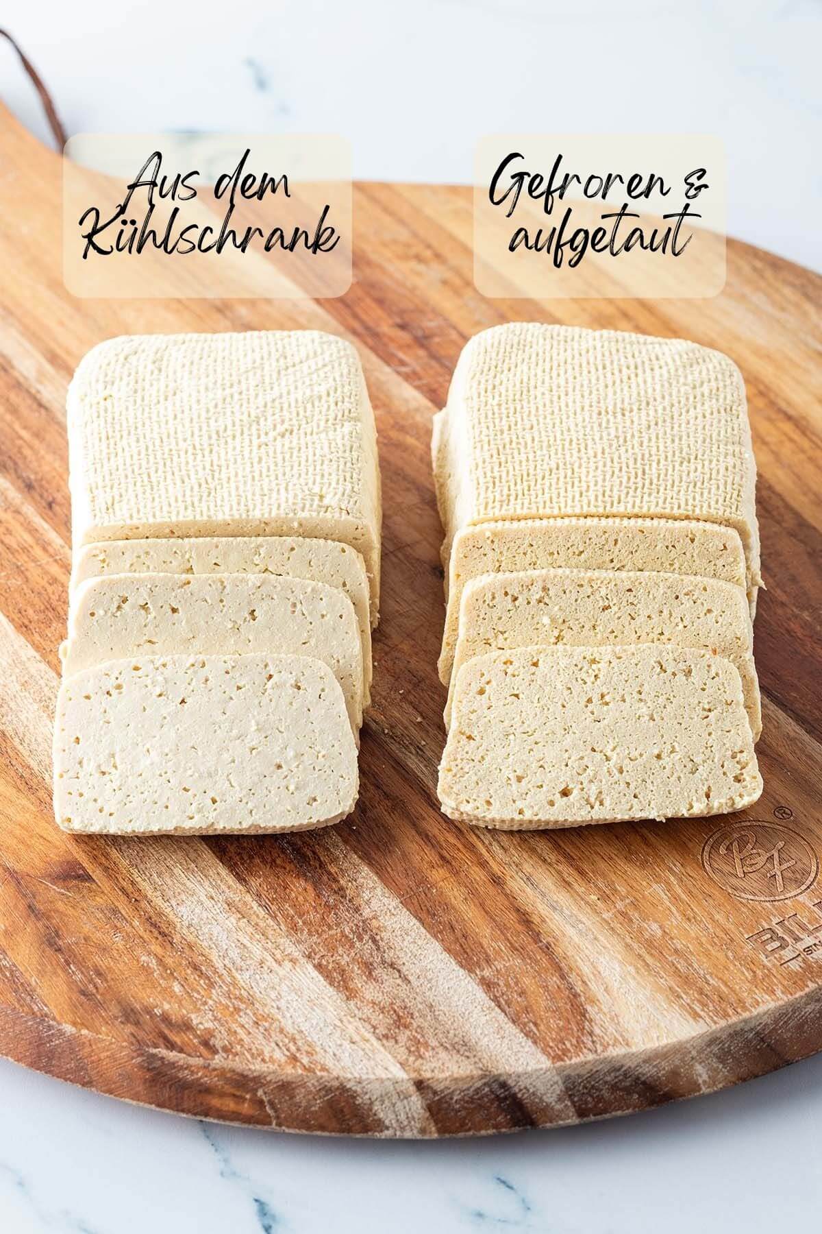 Zwei Bl&ouml;cke Tofu auf einem Blech mit den Textbl&ouml;cken "aus dem K&uuml;hlschrank" und "gefroren & aufgetaut" dar&uuml;ber.