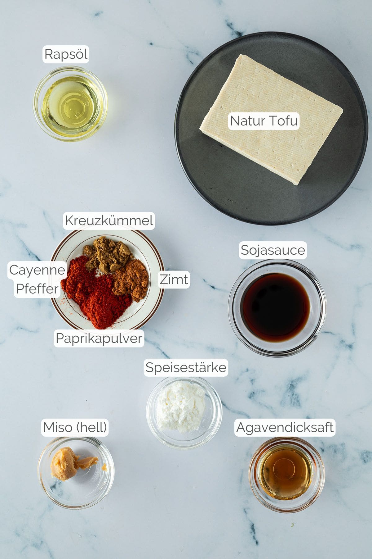 Alle Zutaten mit jeweiligen Textbeschriftungen, die f&uuml;r das Tofu Gyros-Fleisch ben&ouml;tigt werden.