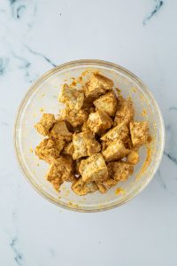 Tofu-St&uuml;cke mariniert in einer Sch&uuml;ssel.
