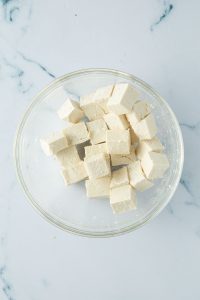 Tofuw&uuml;rfel mit St&auml;rke und Salz mariniert in einer Sch&uuml;ssel.