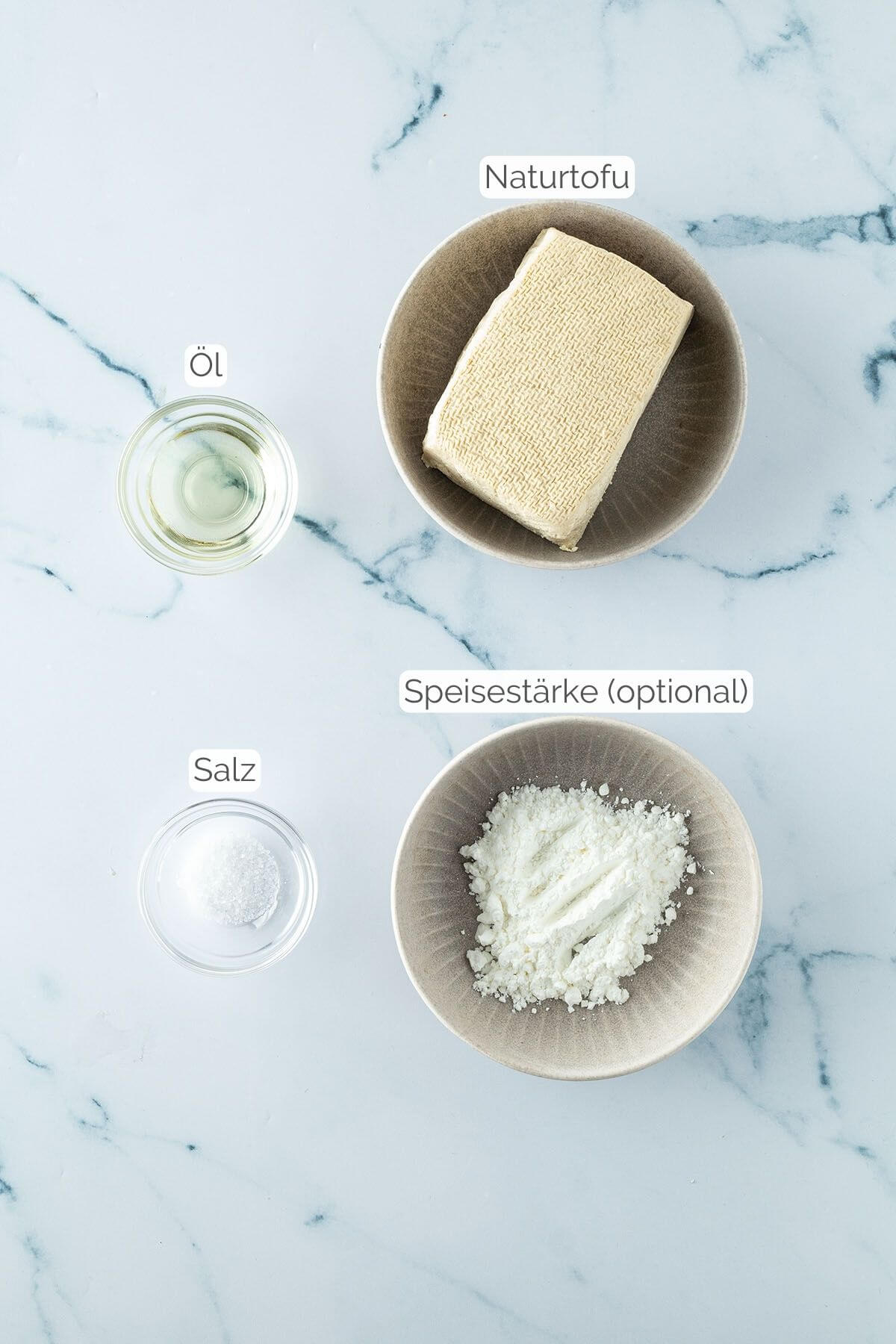 Foto aller Zutaten mit jeweiligen Textbeschriftungen, die f&uuml;r knusprigen Tofu ben&ouml;tigt werden.
