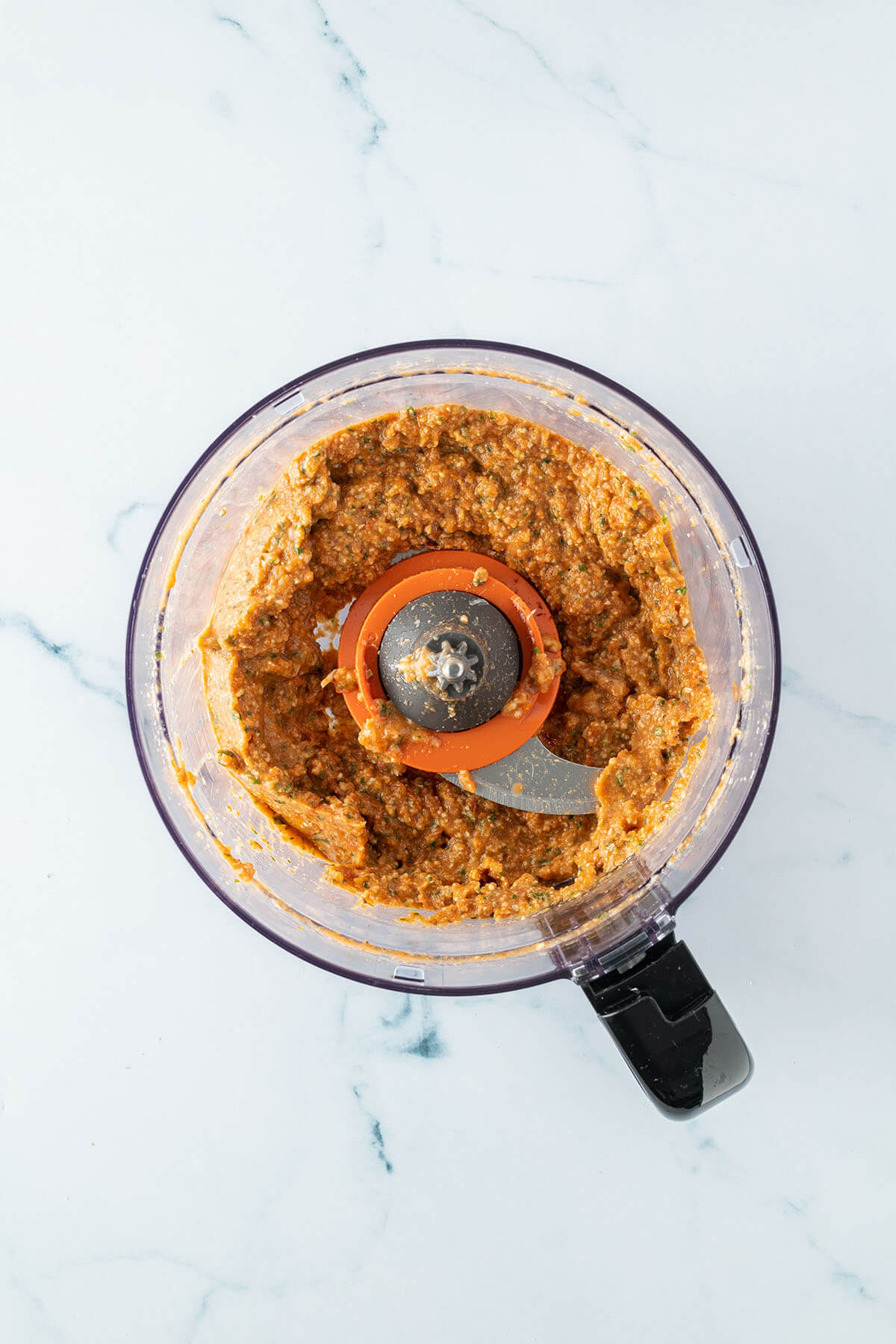 Vogelperspektive auf einem Mixer mit einer cremigen Tomatenpesto.