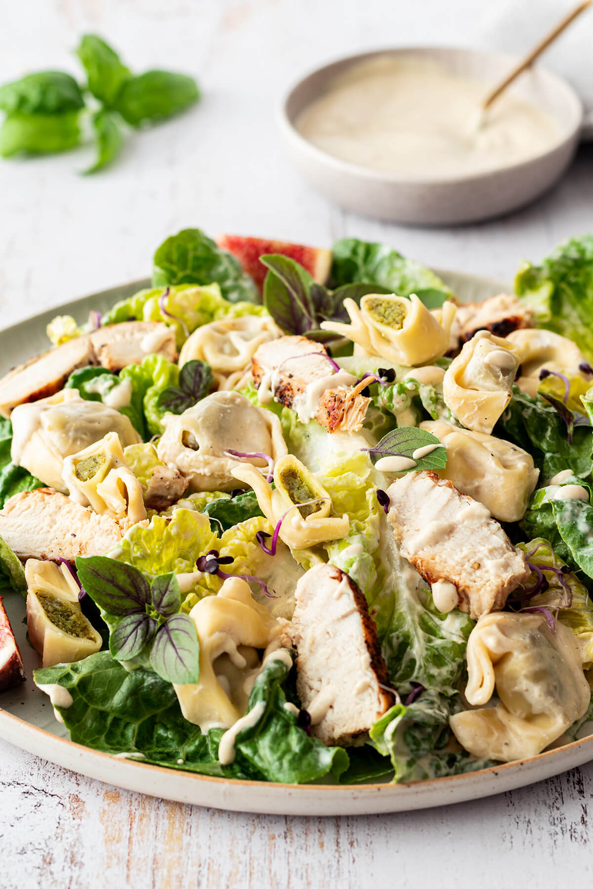 Tortellini Salat mit einem cremigen Dressing ohne Mayo serviert mit frischem Salat und saftigen H&auml;hnchenstreifen.