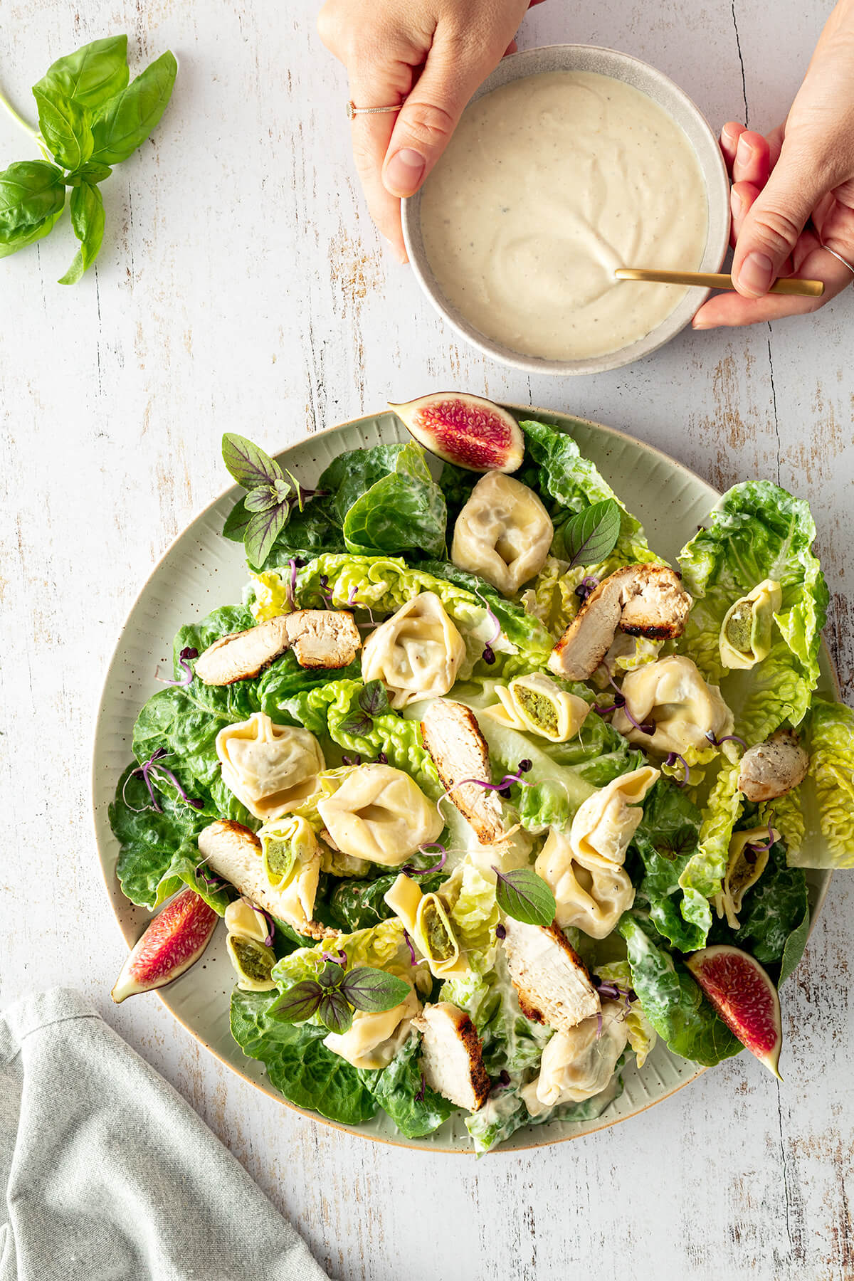 Tortellini Salat mit einem cremigen Dressing ohne Mayo serviert mit frischem Salat und saftigen Hähnchenstreifen.