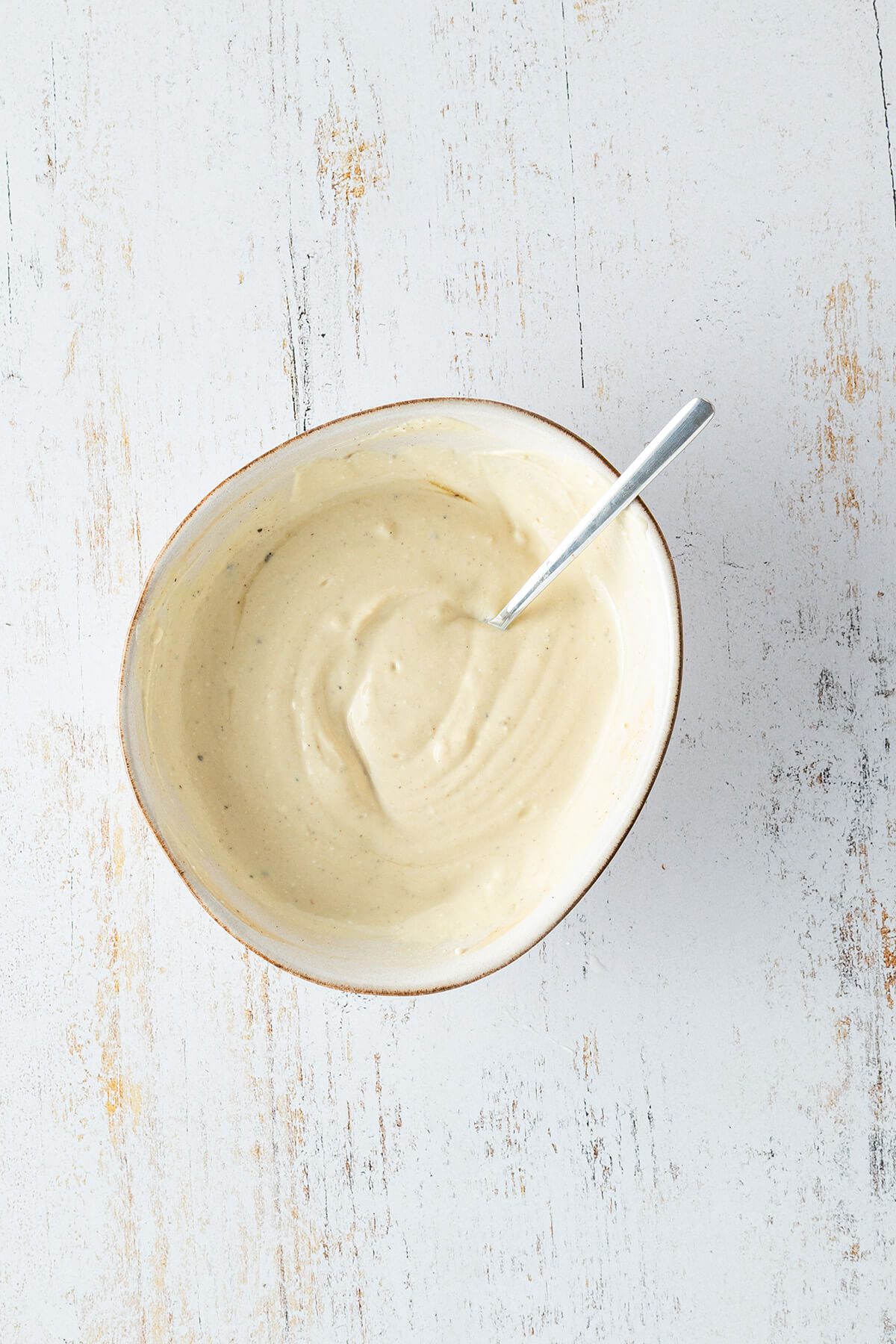 Das Tortellini Salat Dressing ohne Mayo in einer Schüssel.