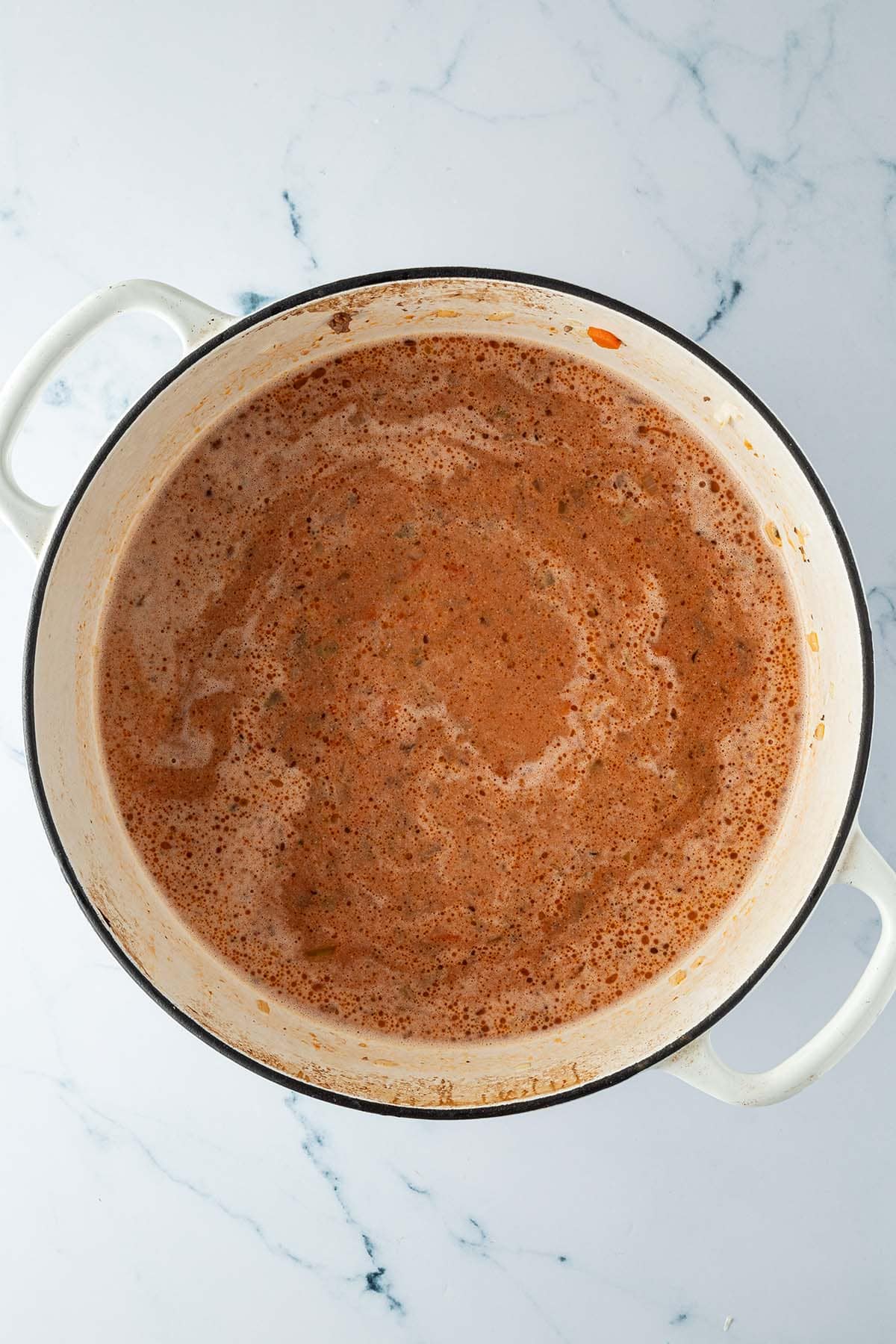 Hackfleisch und Gem&uuml;se wurde mit Wasser, passierten Tomaten und Cashew-Sahne aufgegossen.