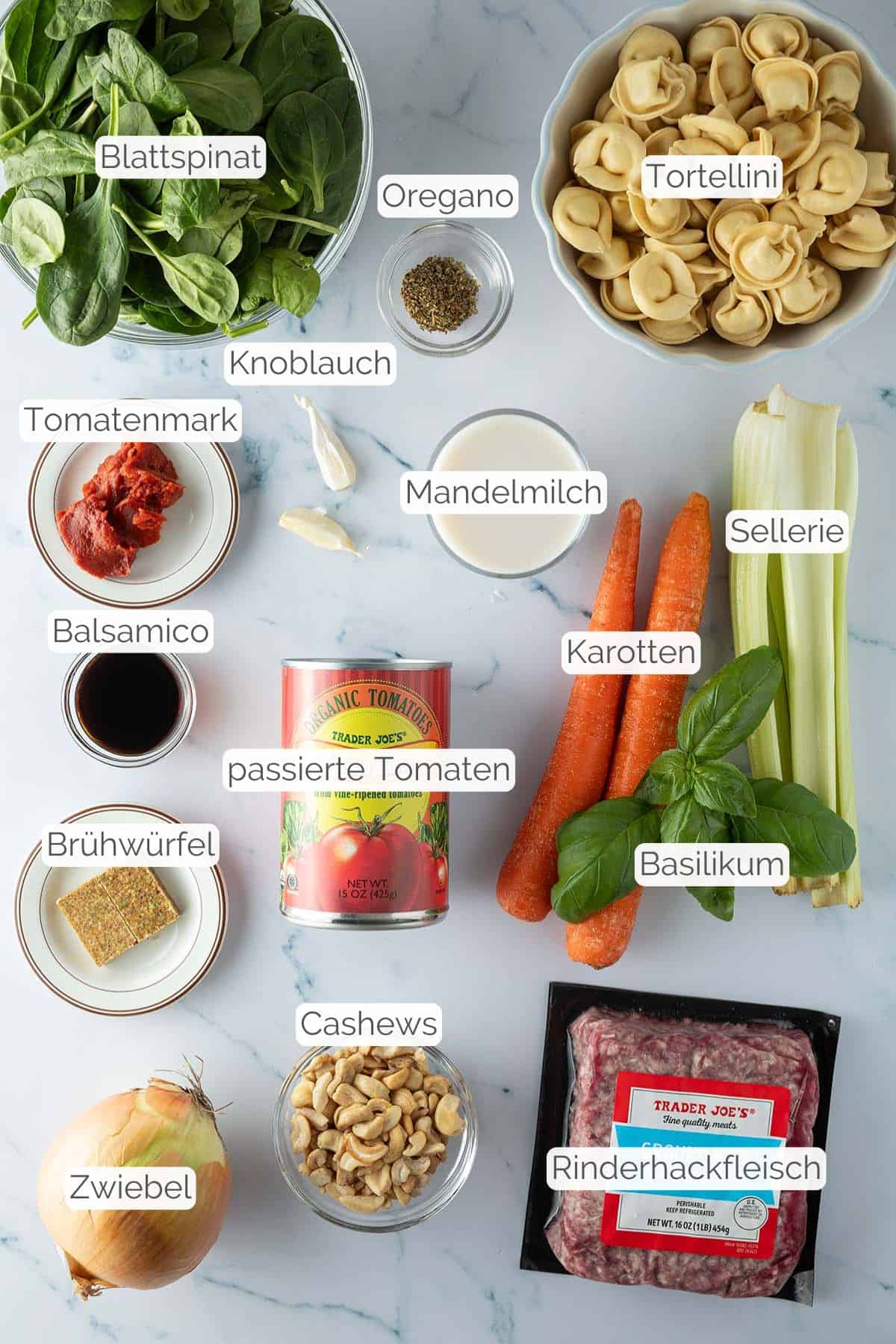Alle Zutaten mit Textbeschriftungen, die f&uuml;r die Tortellini Suppe ben&ouml;tigt werden.