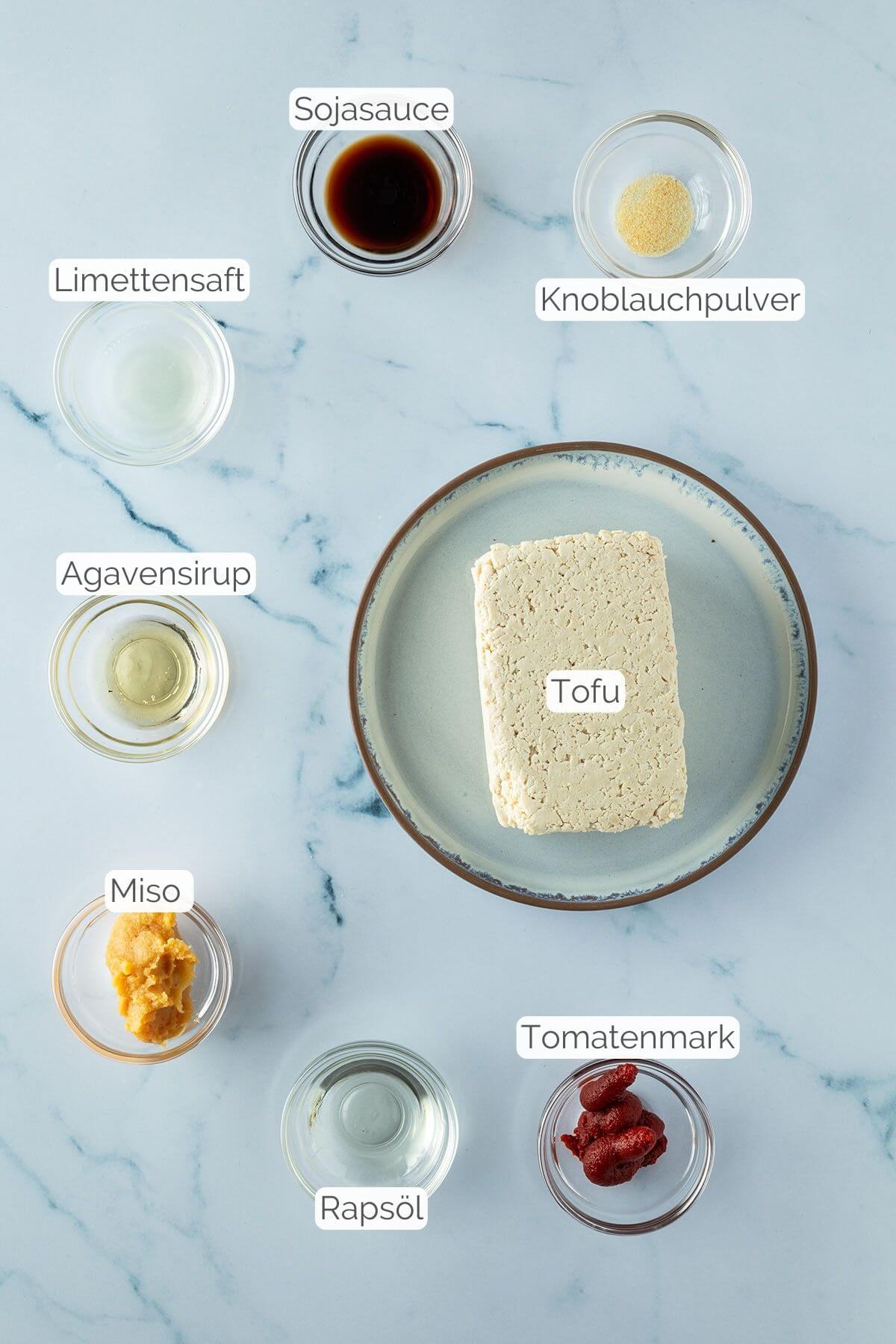 Foto aller Zutaten mit jeweiligen Textbeschriftungen, die f&uuml;r selbstgerechtes Tofu Hack ben&ouml;tigt werden.