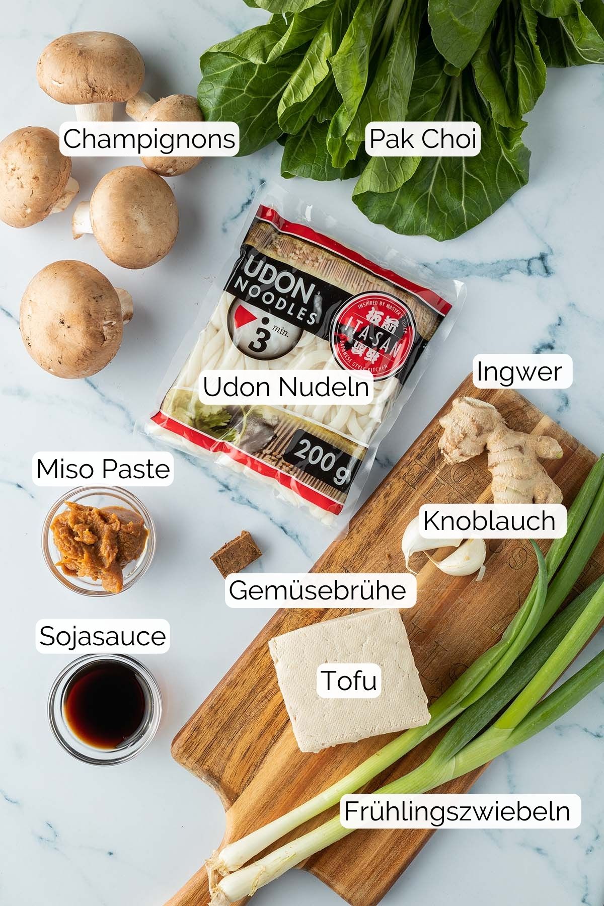 Foto aller Zutaten, die f&uuml;r das Rezept verwendet werden, inklusive entsprechenden Text-Labels f&uuml;r jede Zutat.