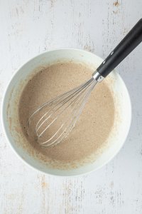 Pfannkuchenteig f&uuml;r die veganen Pancakes in einer gro&szlig;en Sch&uuml;ssel mit einem Schneebesen