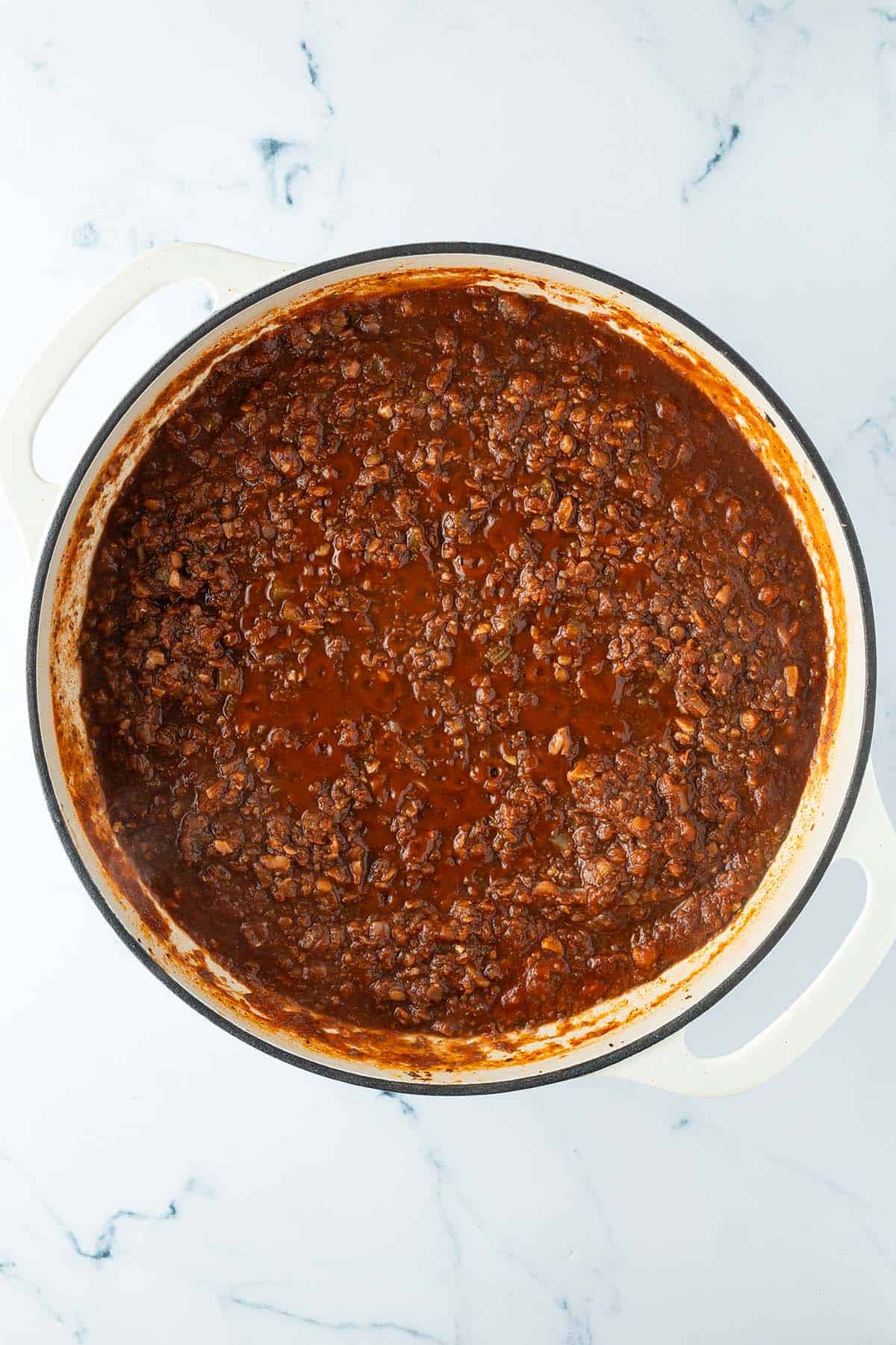 Fertig gekochte vegetarische Bolognese Sauce in einer gro&szlig;en Pfanne.