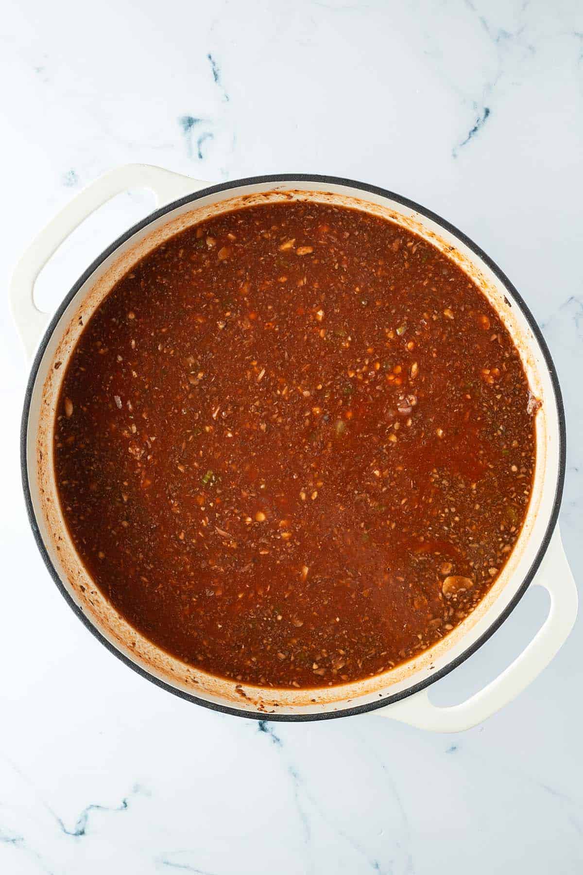 Bolognese Sauce vor dem Kochen mit den ungekochten Linsen und den fein zerkleinerten Champignons.