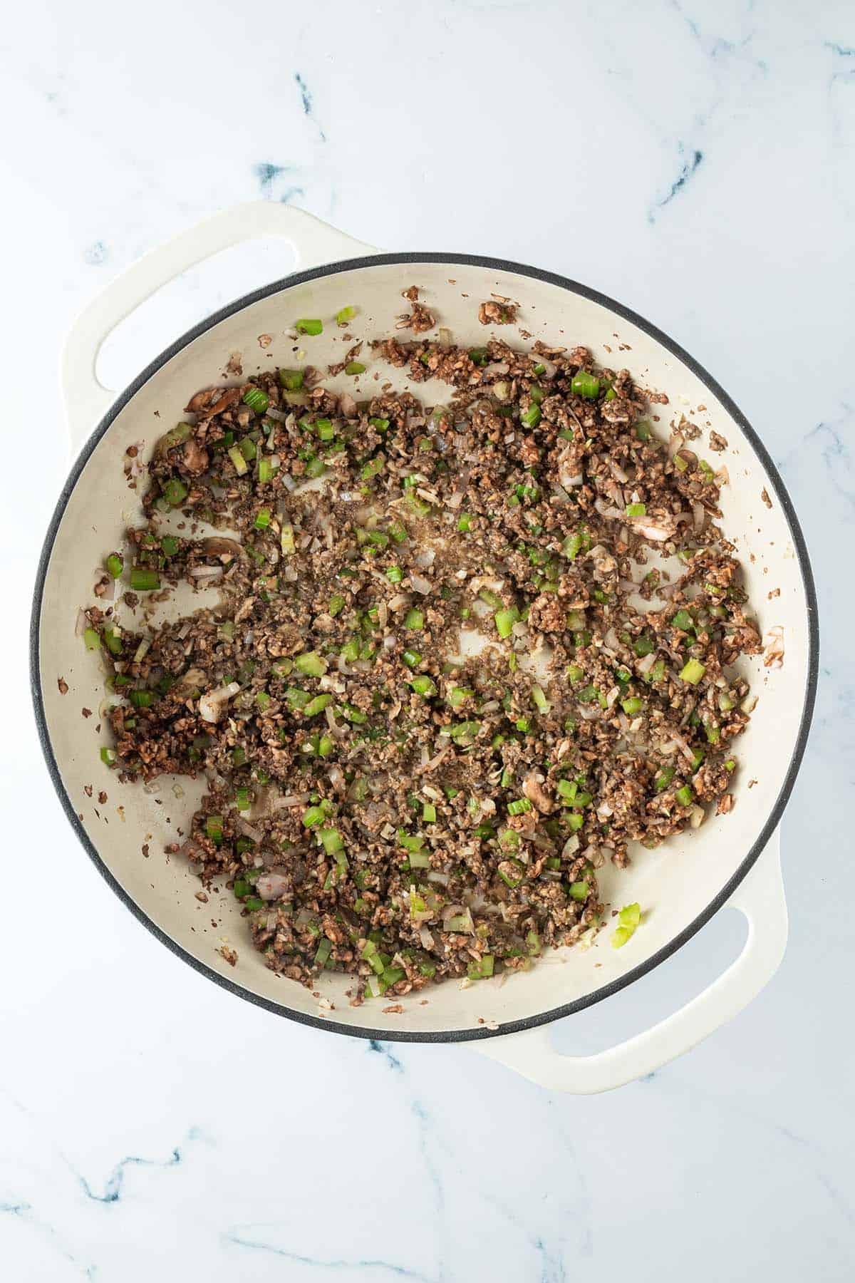 Champignon wurden zum Gem&uuml;se in die Pfanne gegeben.