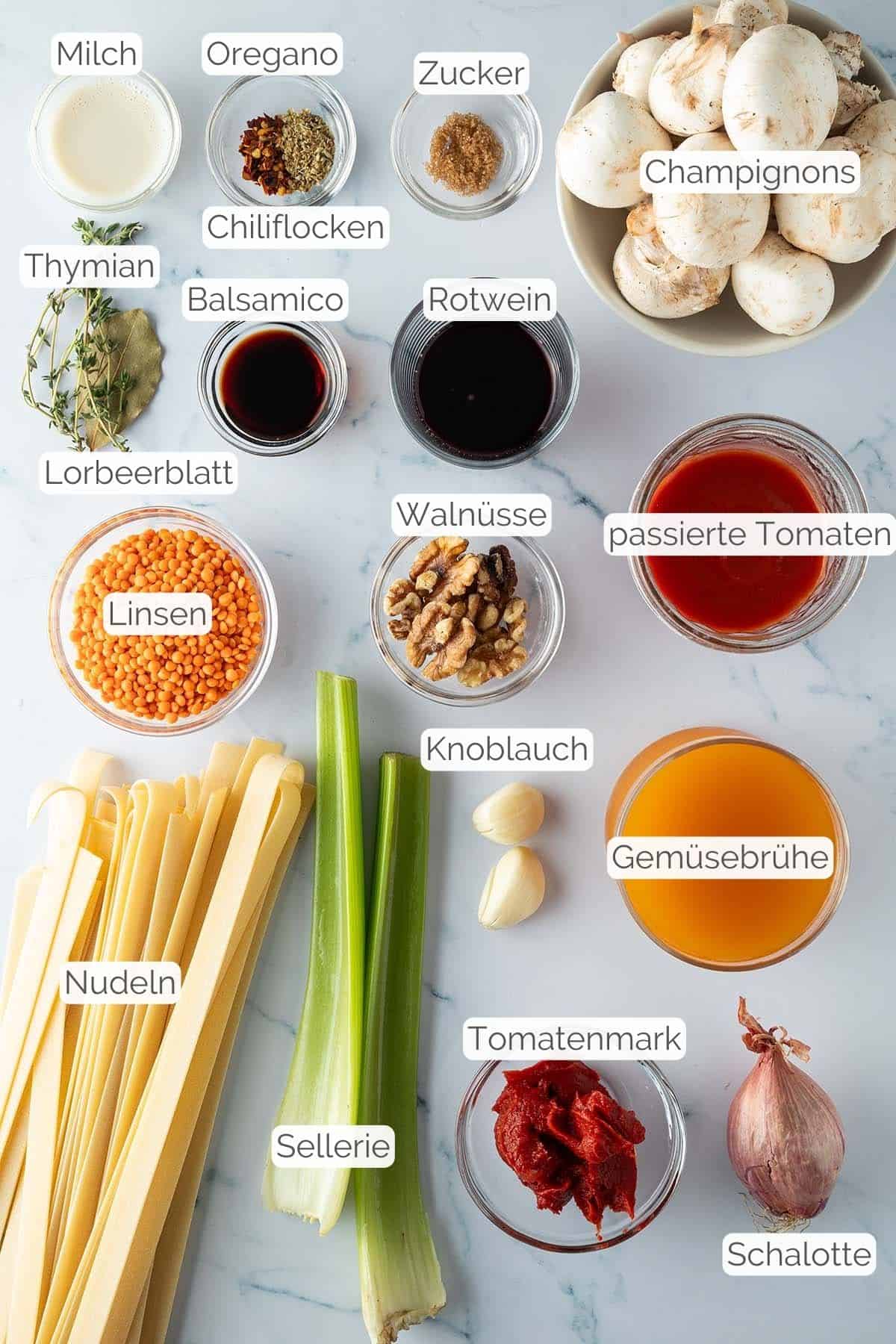 Alle Zutaten mit Textbeschriftungen, die f&uuml;r die vegetarische Linsen Bolognese ben&ouml;tigt werden.