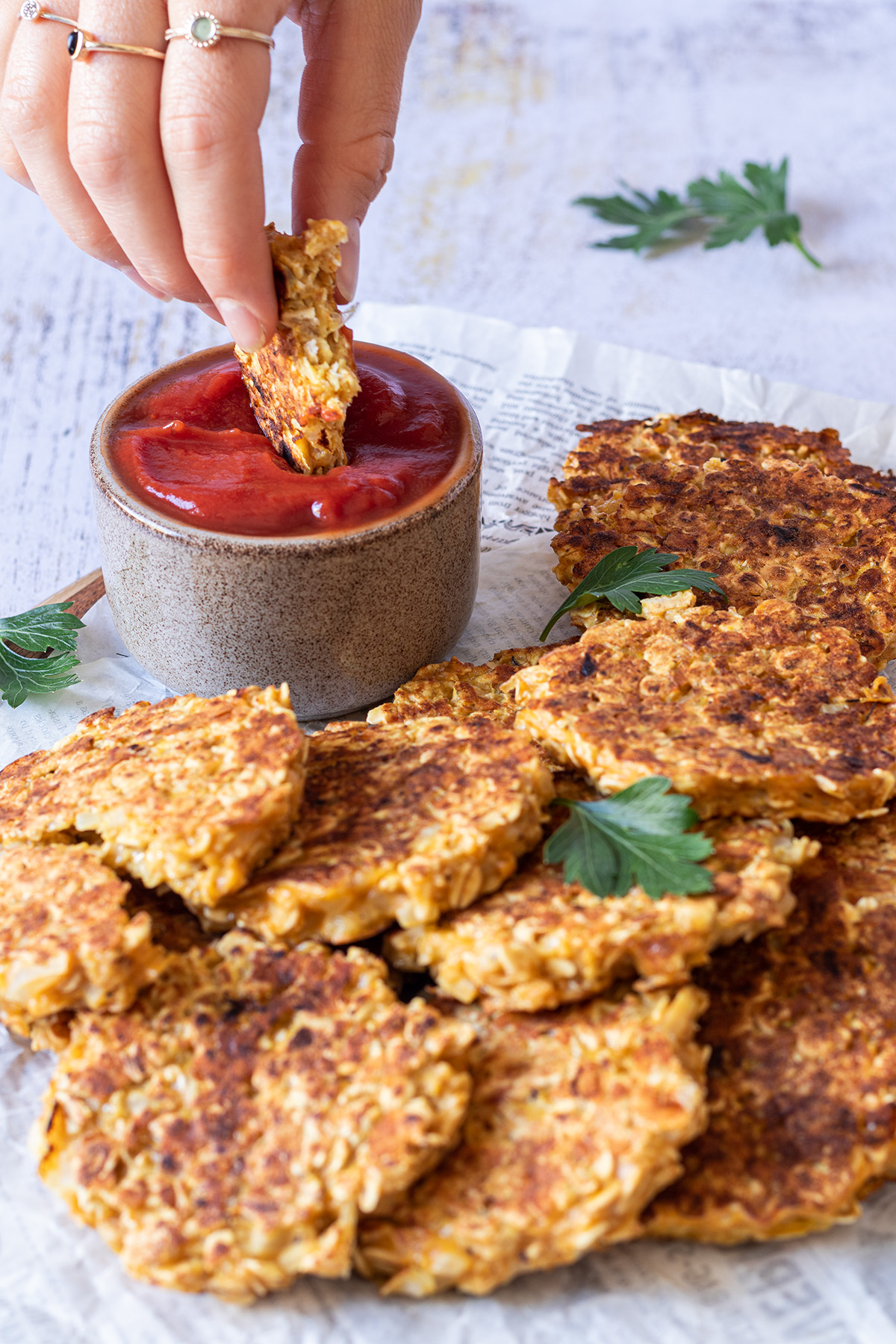Vegetarische Frikadellen aus Haferflocken serviert mit Ketchup.