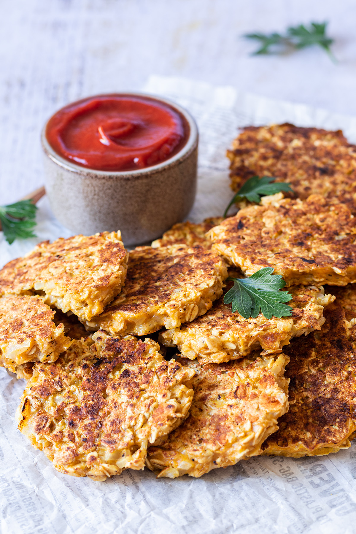 Vegetarische Frikadellen aus Haferflocken serviert mit Ketchup.