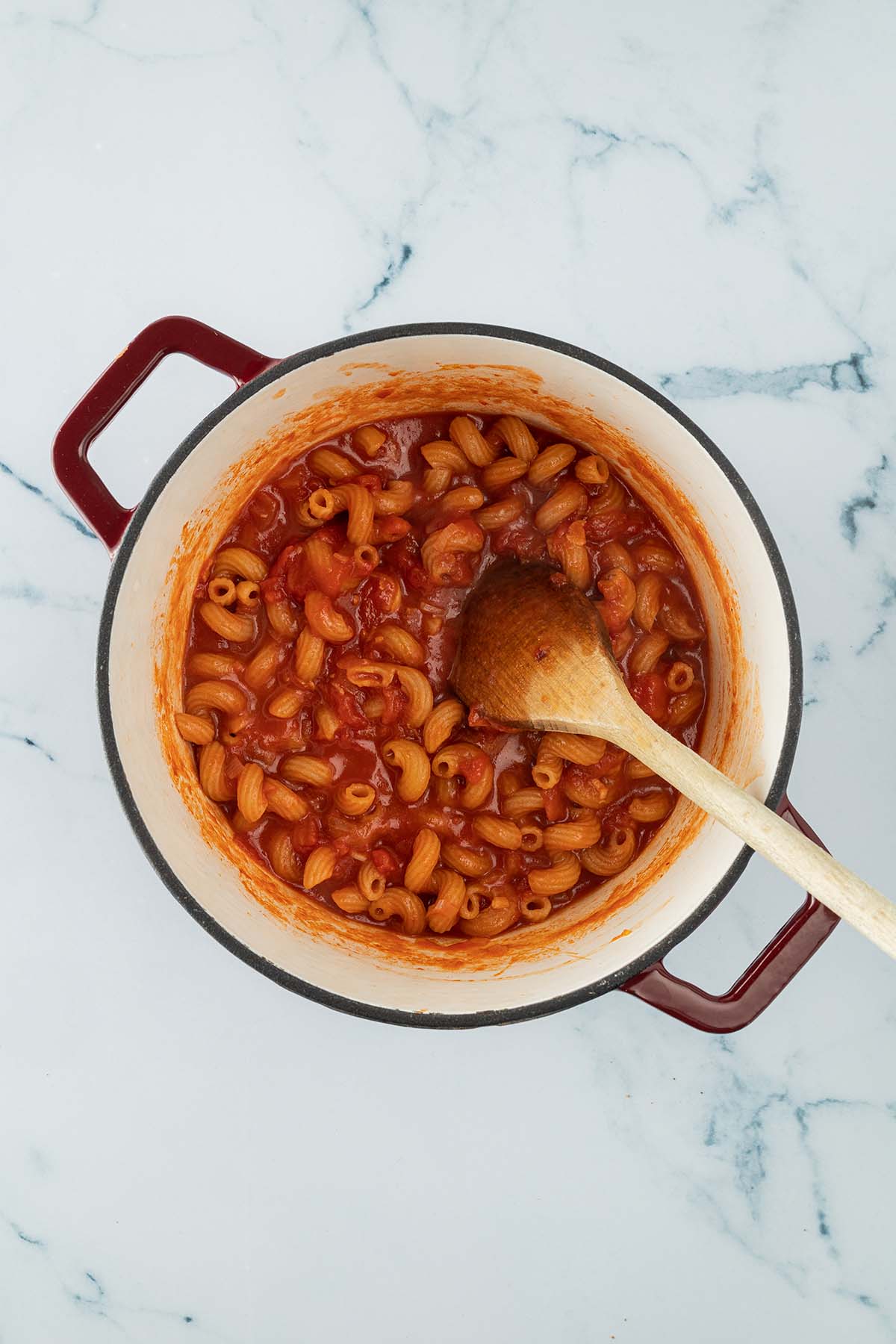 Vogelperspektive auf den One Pot, als die Nudeln bereits al dente waren.