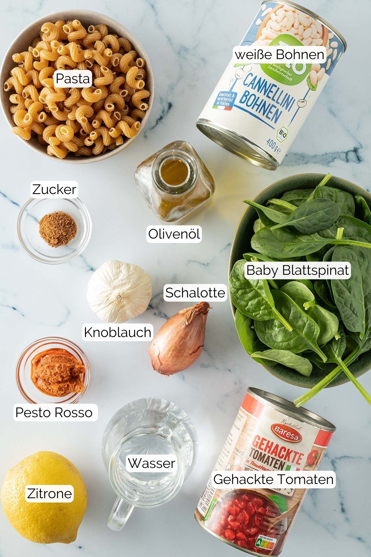 Foto aller Zutaten mit jeweiligen Textbeschriftungen, die f&uuml;r die Veggie One Pot Pasta ben&ouml;tigt werden.
