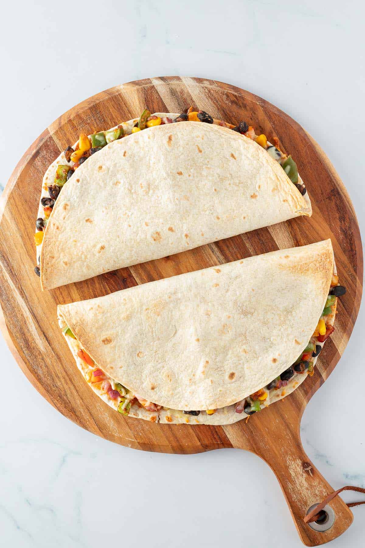 Im Ofen gebackene Quesadillas auf deinem Holzbrett.