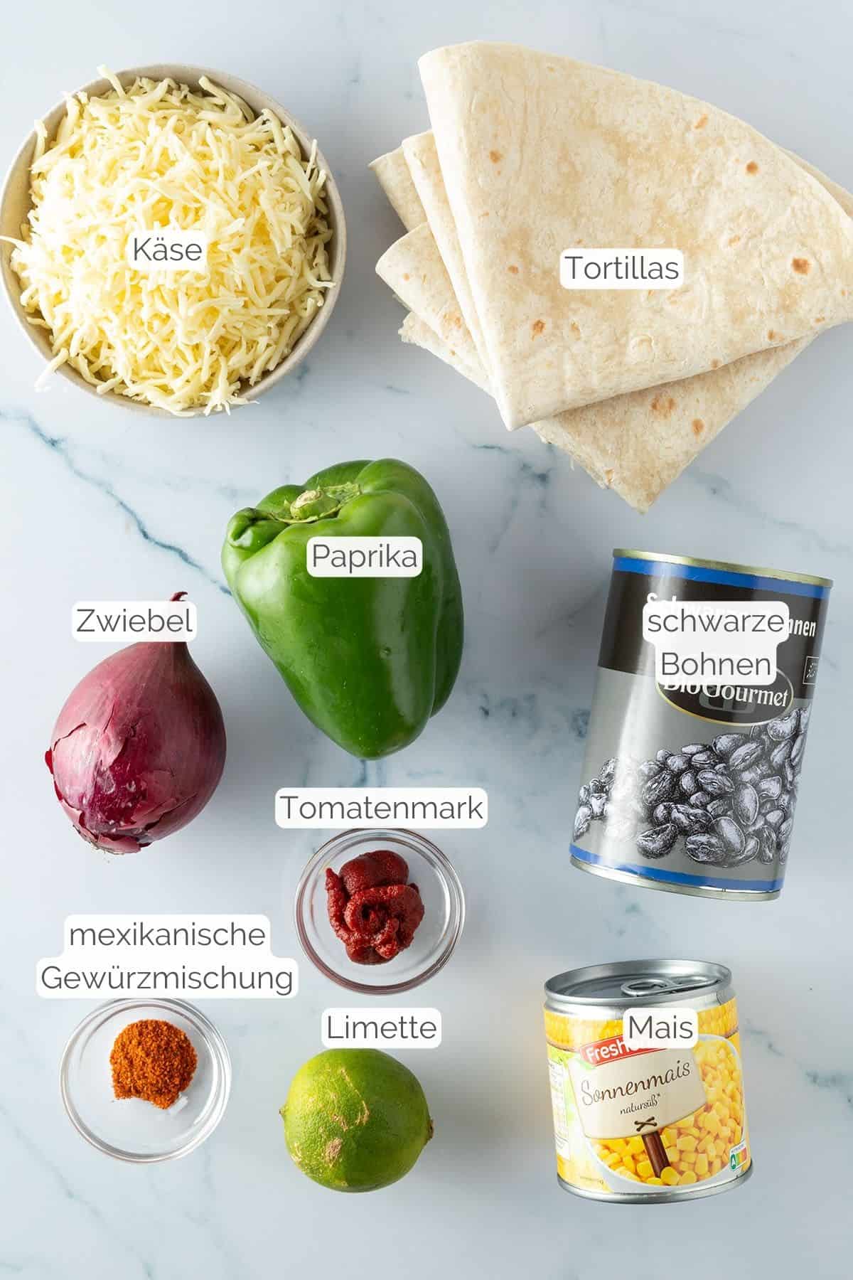 Alle Zutaten mit jeweiligen Textbeschriftungen, die f&uuml;r vegetarische Quesadillas ben&ouml;tigt werden.