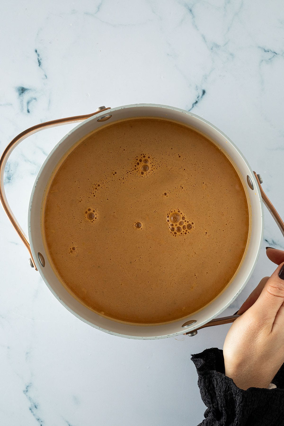 Cremige Erdnuss-Miso-Br&uuml;he in einem Topf.