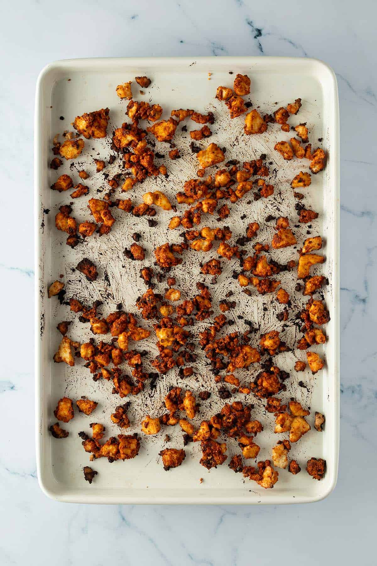 Knusprig gebackene Tofu-St&uuml;ckchen auf einem Blech.
