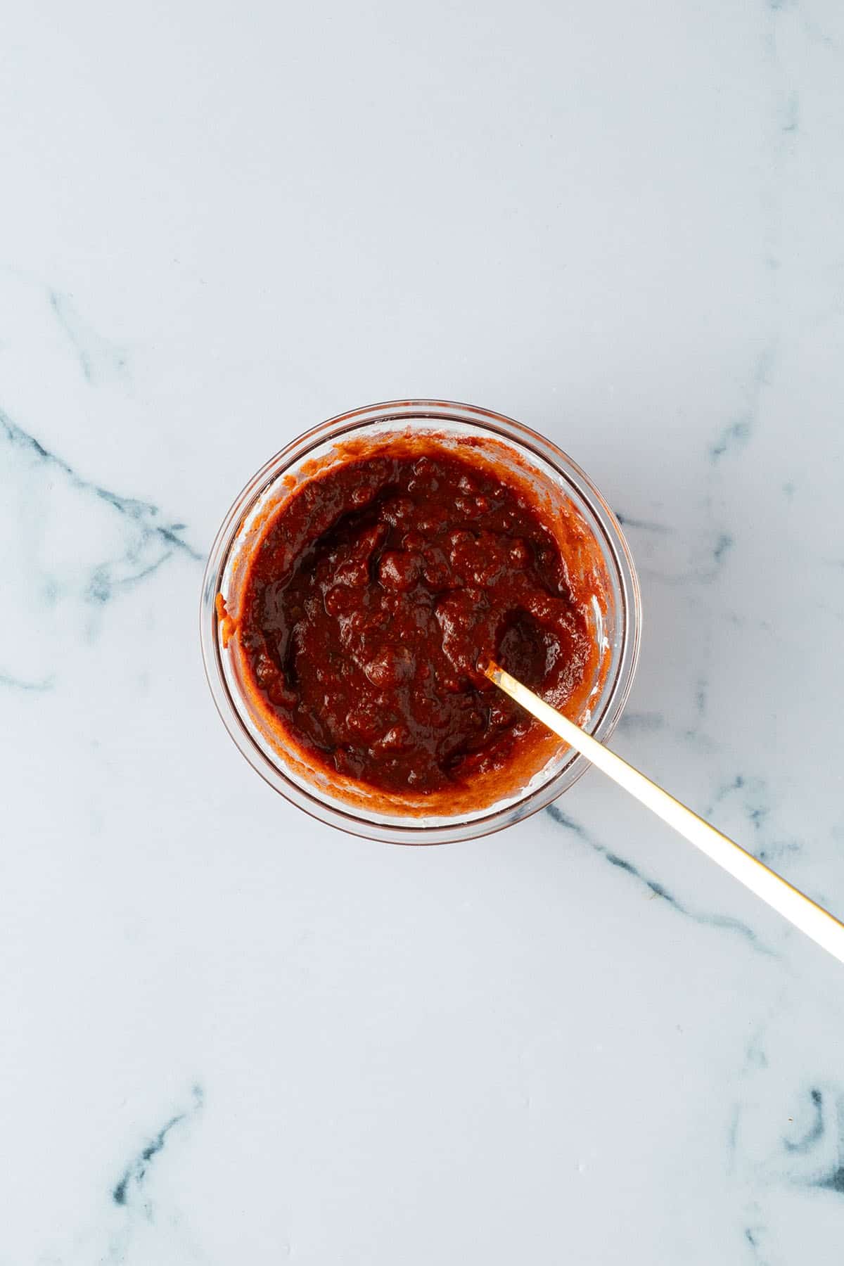 Dickfl&uuml;ssige, rote Touf-Marinade in einer Sch&uuml;ssel.