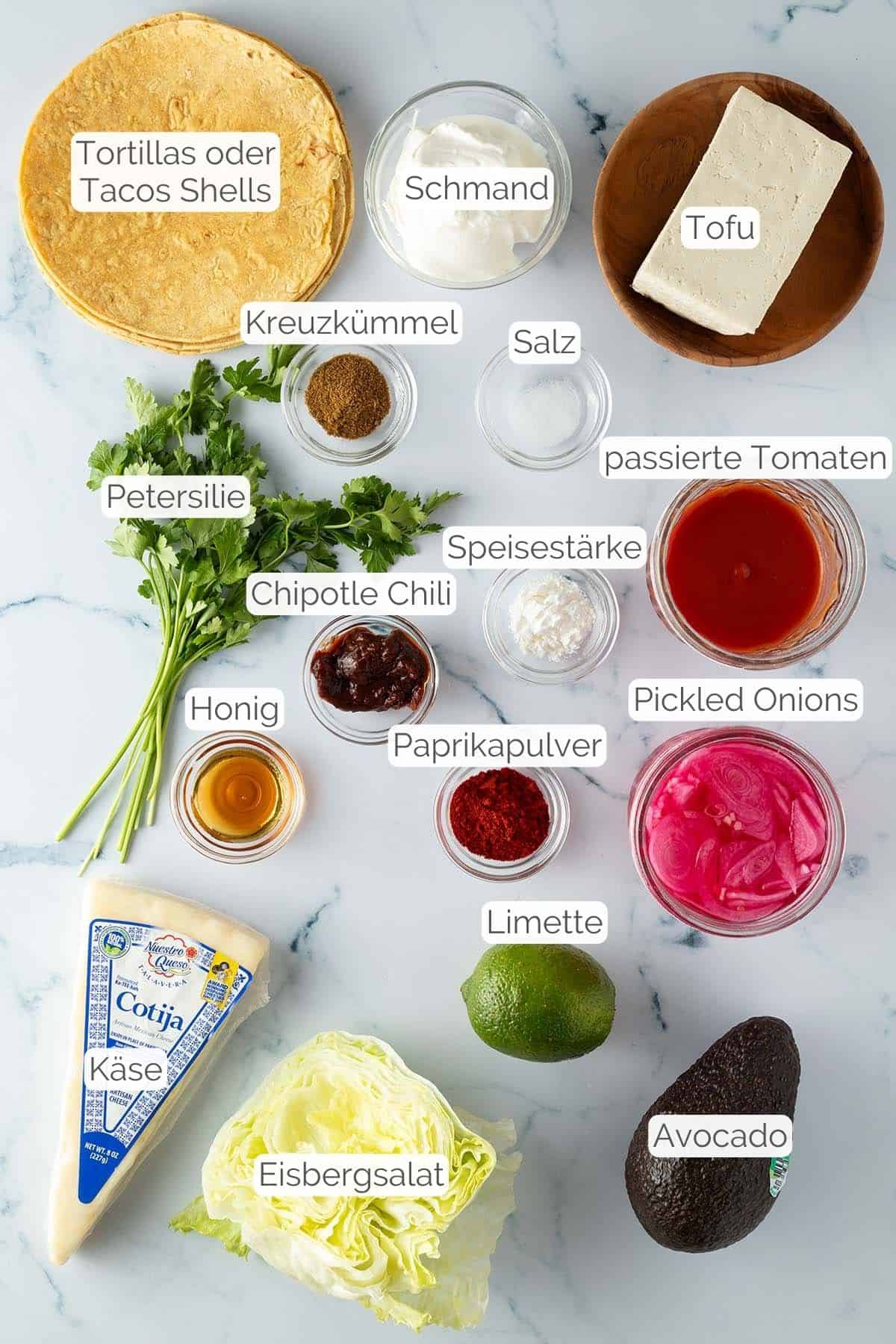 Alle Zutaten mit Textbeschriftungen, die f&uuml;r die vegetarischen Tacos ben&ouml;tigt werden.