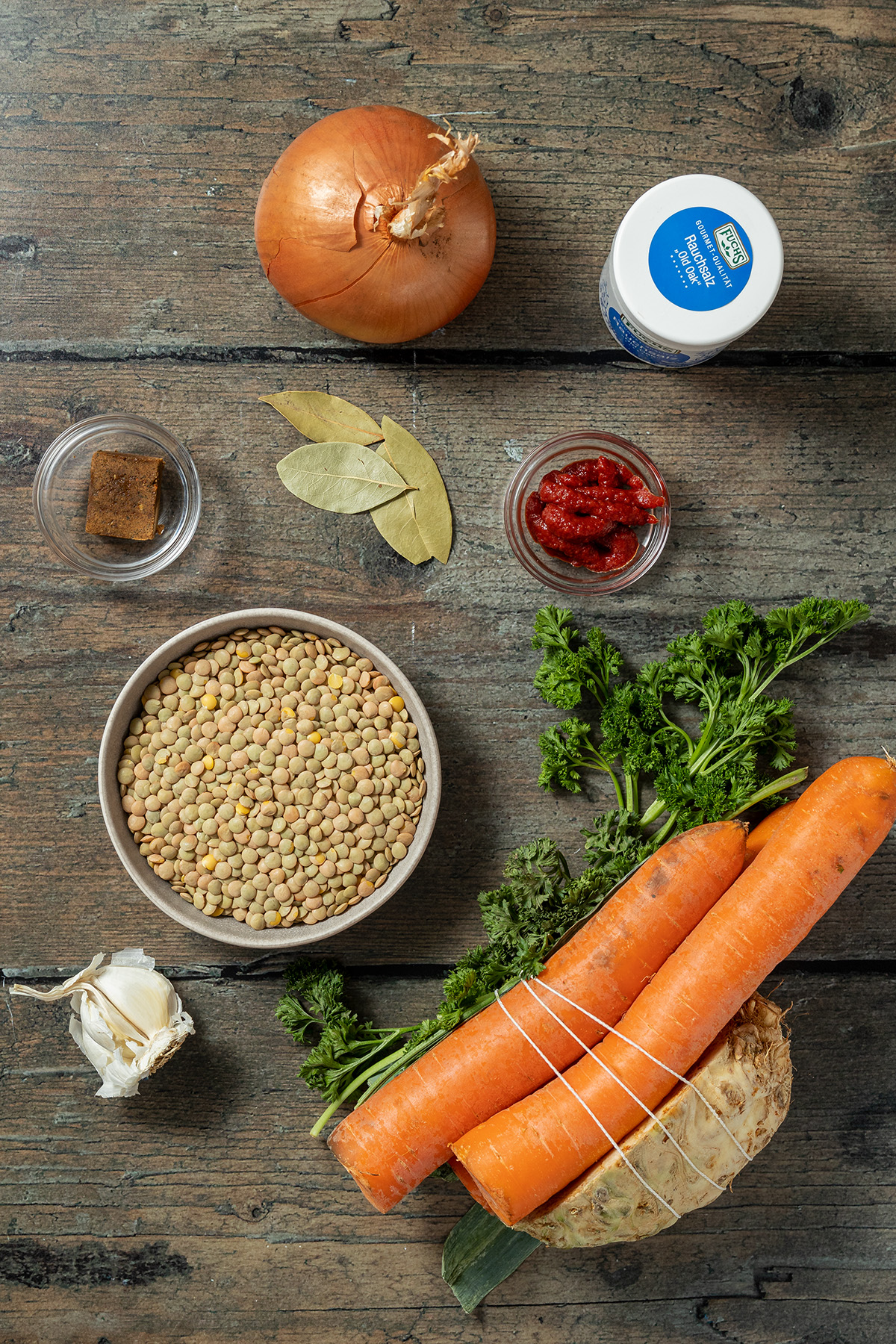 Zutaten f&uuml;r einen vegetarischen Linseneintopf: Tellerlinsen, Suppengem&uuml;se, eine Zwiebel, Rauchsalz und Gew&uuml;rze.