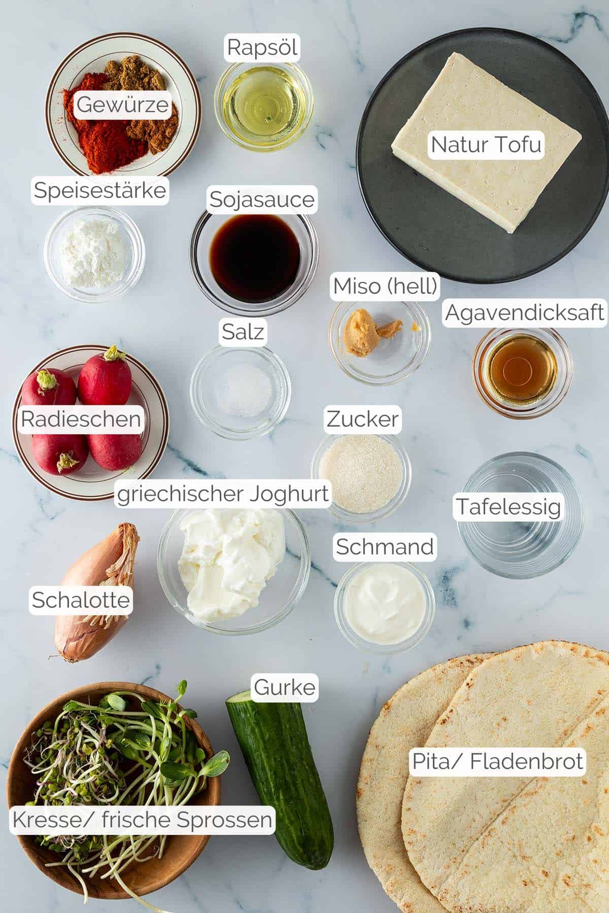 Alle Zutaten mit jeweiligen Textbeschriftungen, die f&uuml;r den vegetarischen Tofu D&ouml;ner ben&ouml;tigt werden.