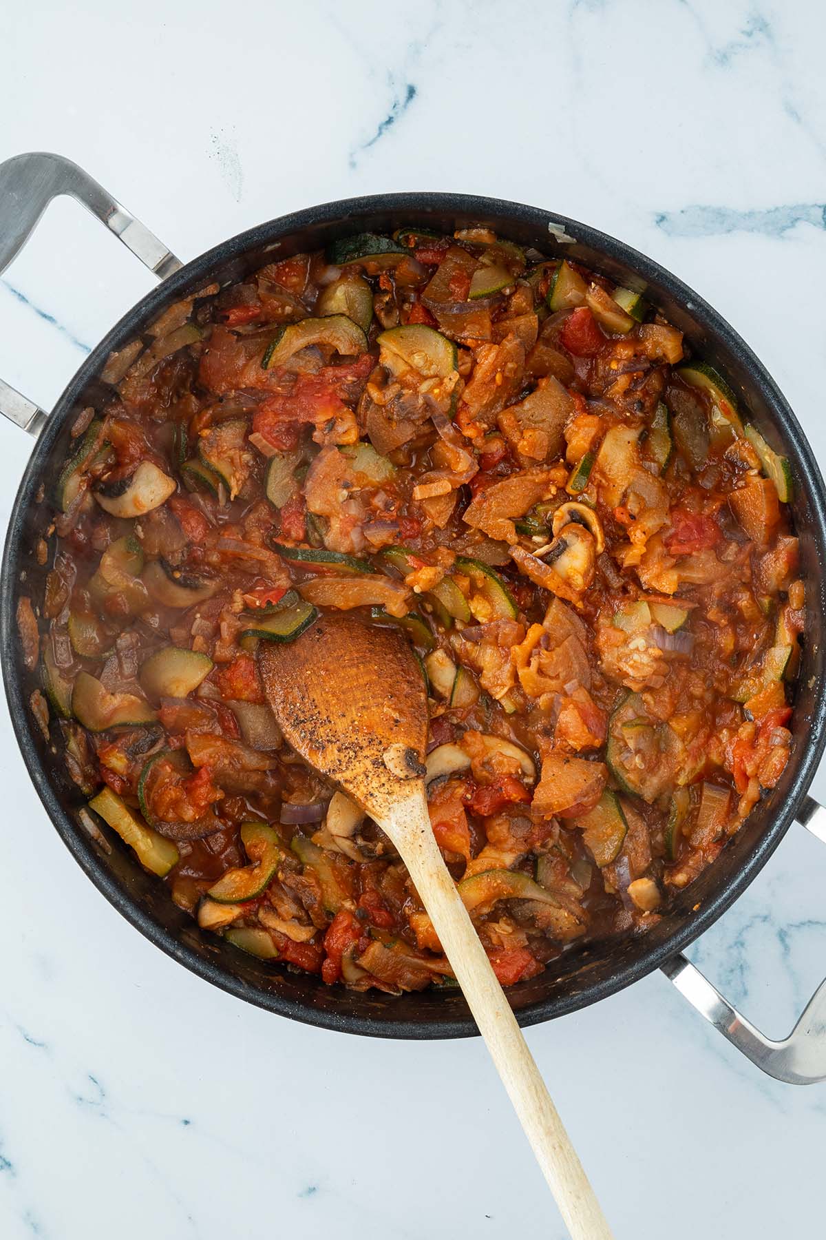 Vogelperspektive auf eine gro&szlig;e, tiefe Pfanne mit einer Gem&uuml;se-Tomatensauce