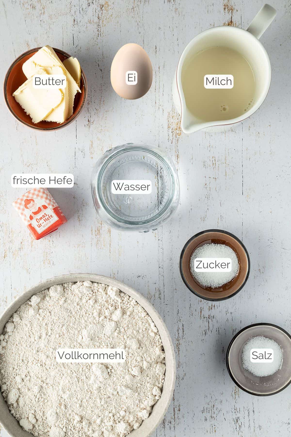 Alle Zutaten mit Textbeschriftungen, die f&uuml;r das Vollkorn Burger Br&ouml;tchen Rezept ben&ouml;tigt werden.
