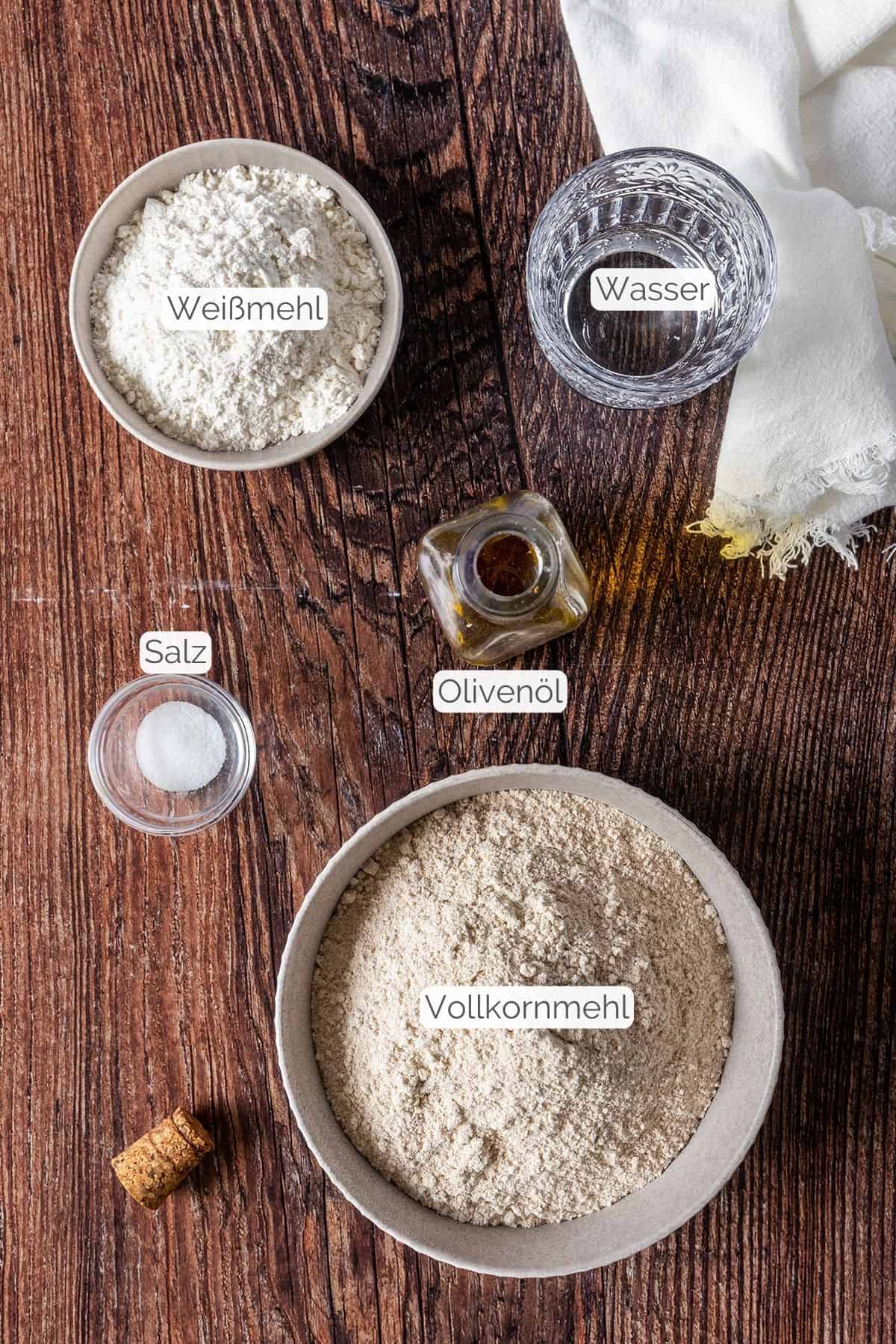 Alle Zutaten mit jeweiligen Textbeschriftungen, die f&uuml;r den Vollkorn Flammkuchenteig ben&ouml;tigt werden.
