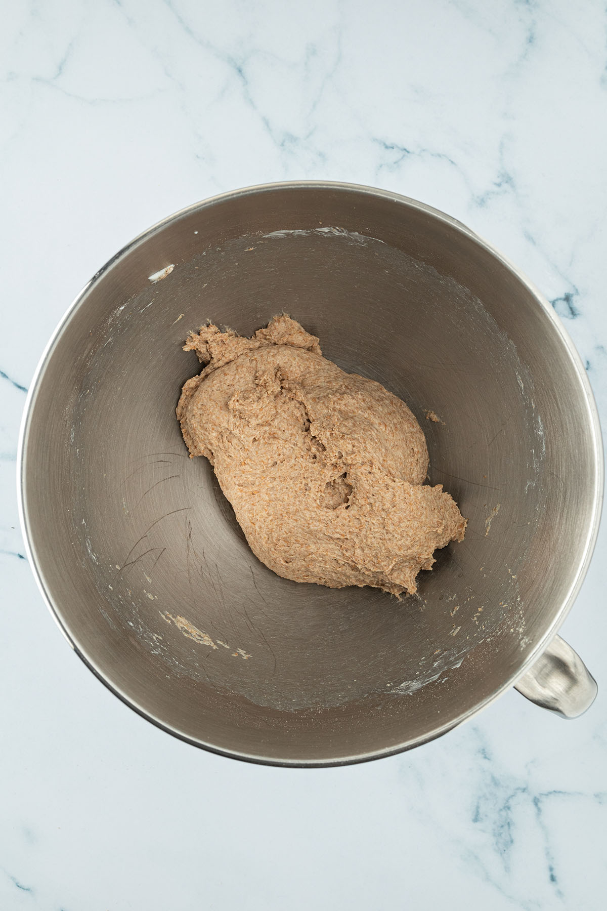 Ein leicht klebriger Vollkorn Naan Teig in einer hohen R&uuml;hrsch&uuml;ssel.