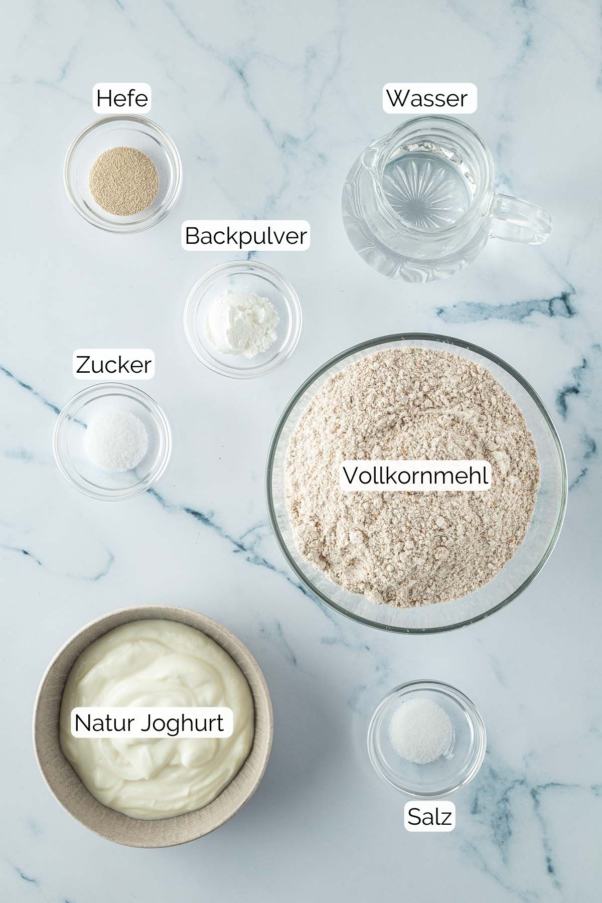 Foto aller Zutaten inklusive jeweiliger Beschriftungen, die f&uuml;r das Vollkorn Naan ben&ouml;tigt werden.
